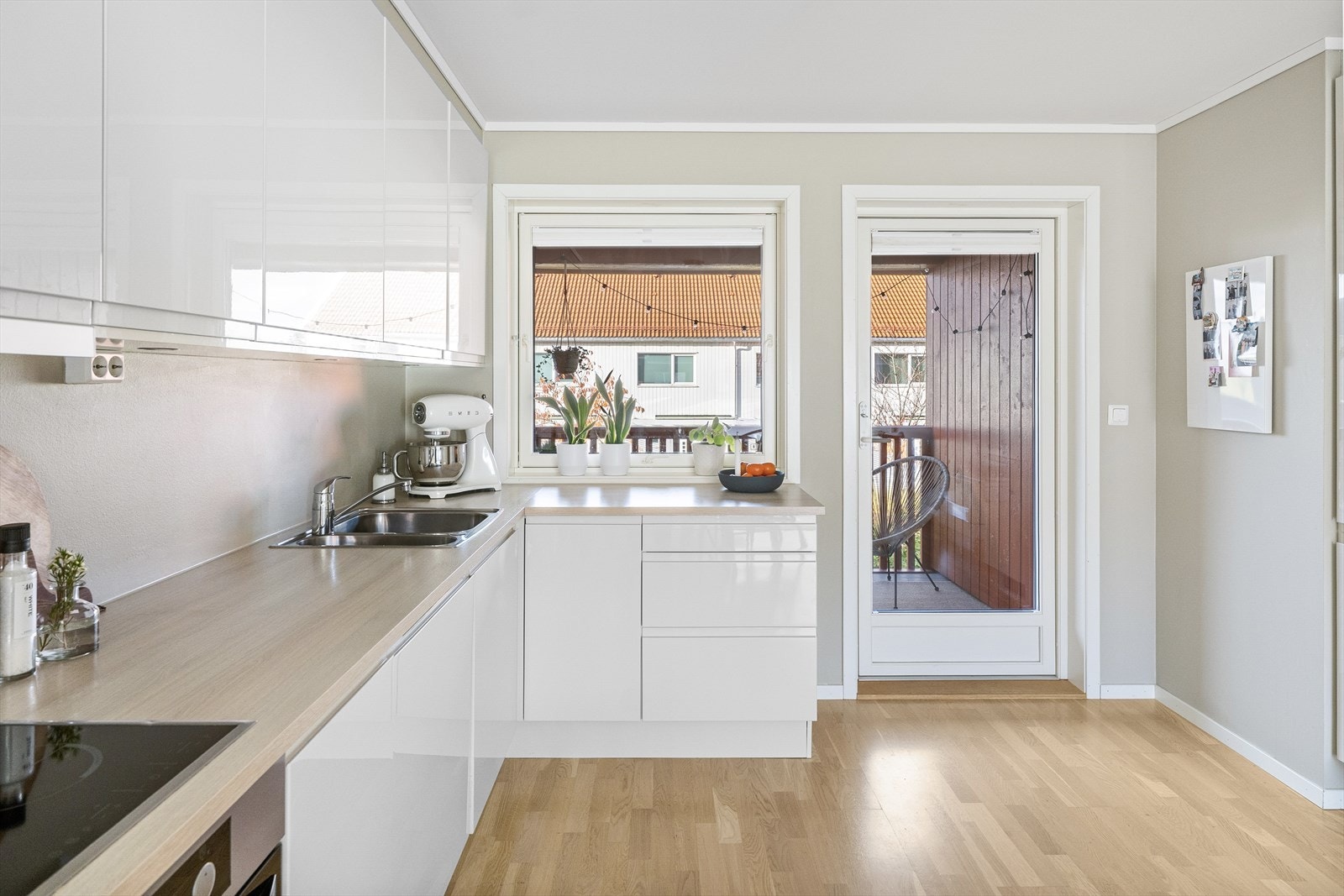 - Det er integrerte hvitevarer og benkeplate i laminat - Galleribilde