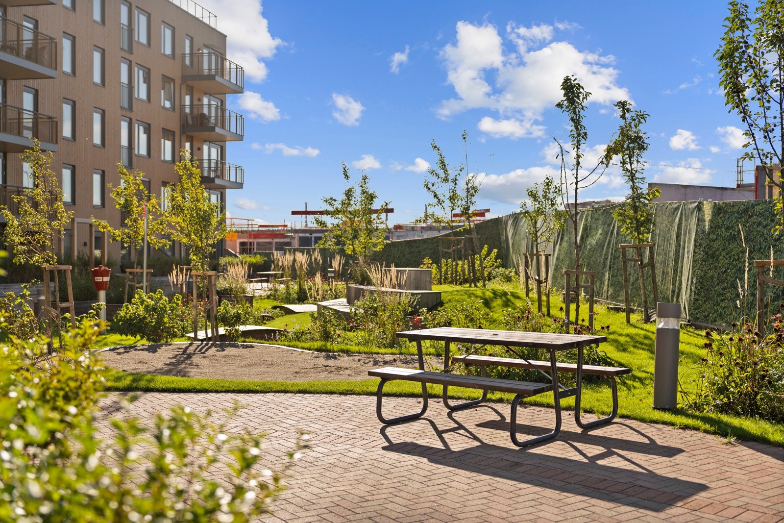 Gartneritaket byr på flotte og sosiale fellesområder. Muligheter for å drive med dyrking om ønskelig. Galleribilde