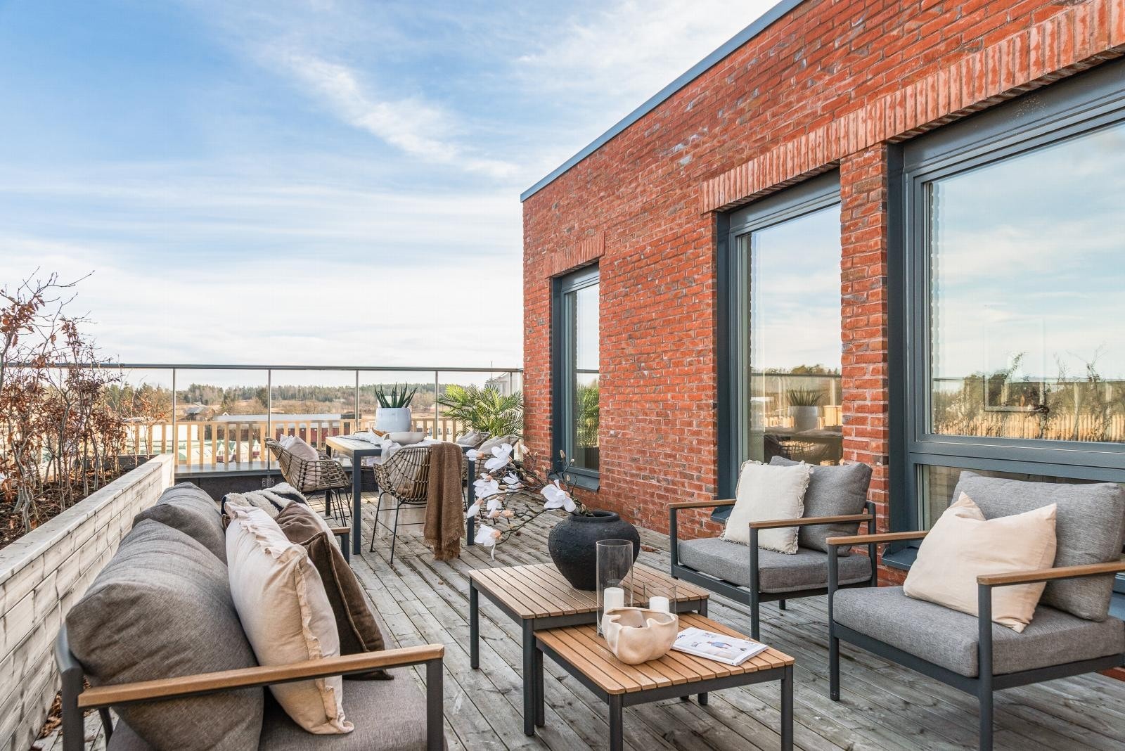 Her er det plass til både hagemøbler, solsenger, spiseplass og grill. Galleribilde