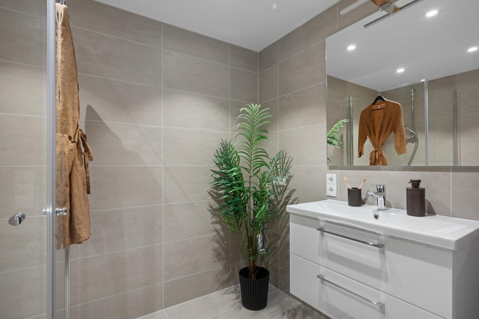 Leiligheten har 2 stk bad - begge med dusj. Galleribilde