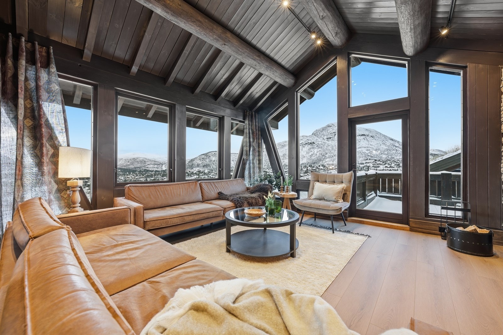 Vid utsikt over Hovden fra stuen - Hovdenut ses i bakgrunnen - Utgang til solrik veranda herfra kan man også se alpinbakken / Nos Galleribilde