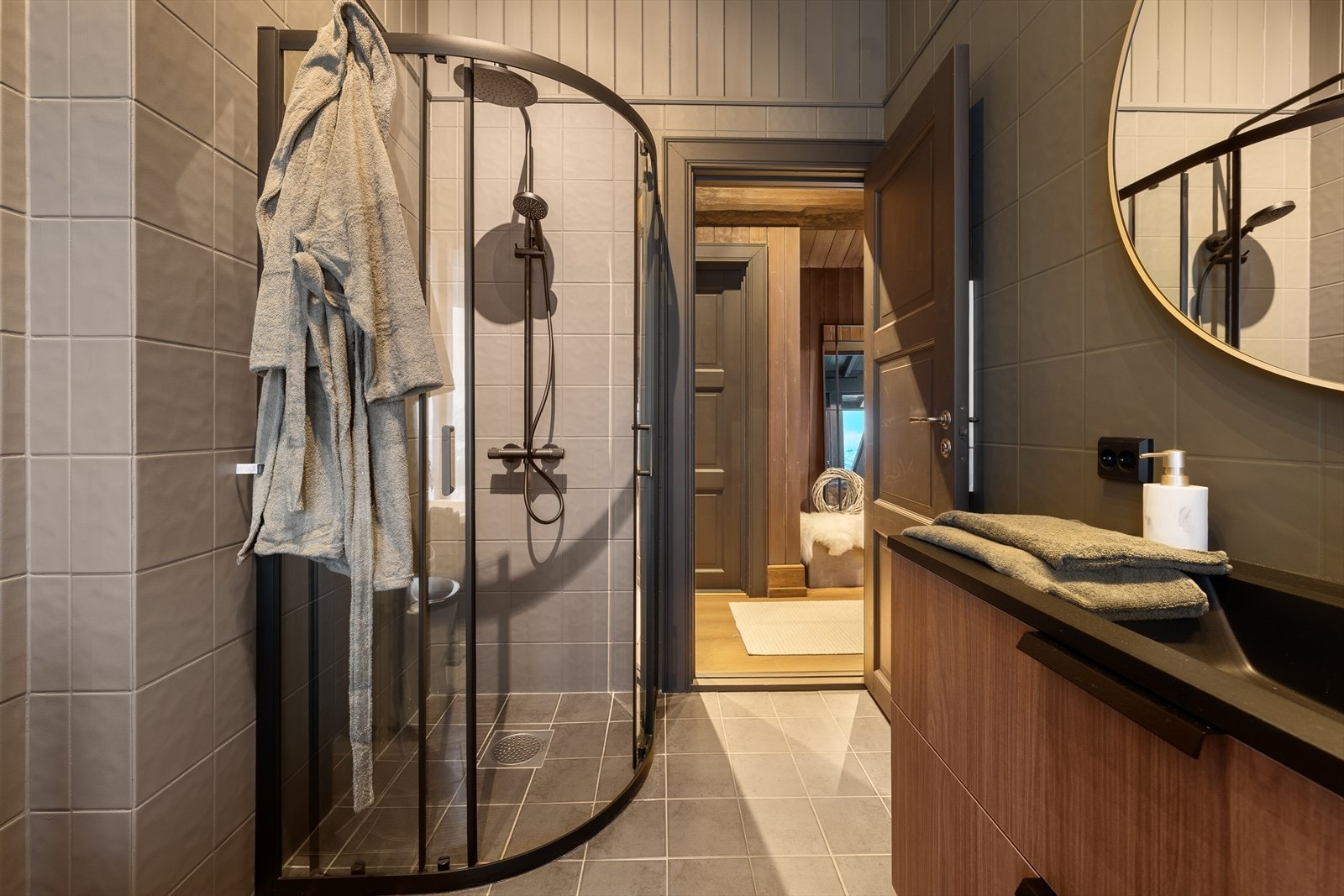 Hovedbad med dusj og badekar Galleribilde