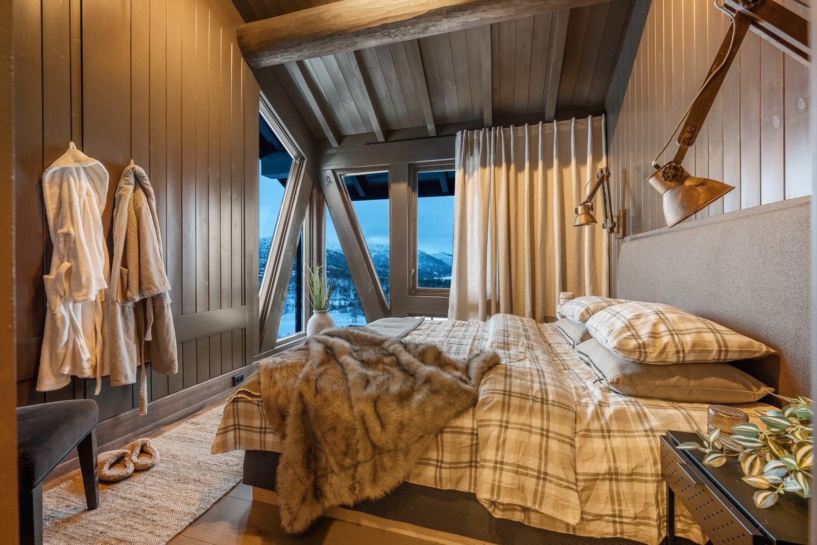 Hovedsoverommet med fantastisk utsikt mot fjellene i øst samt Hovden Galleribilde