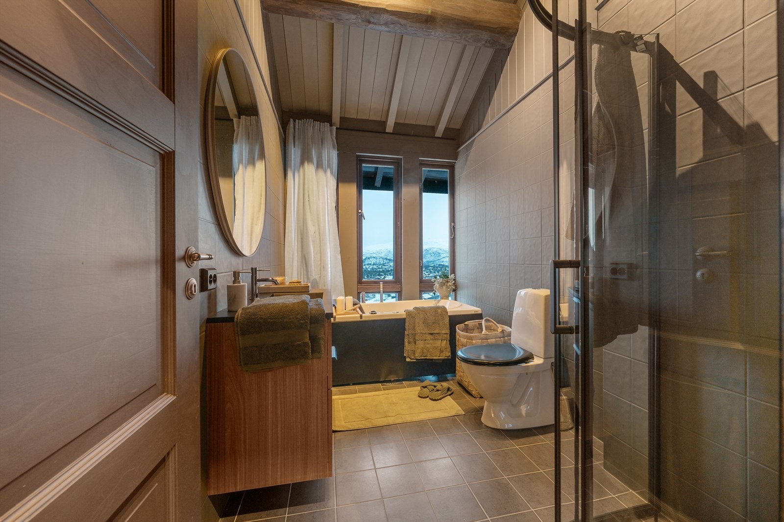 Hovedbad med badekar og dusk - fra badekaret har man vid utsikt over Hovden Galleribilde