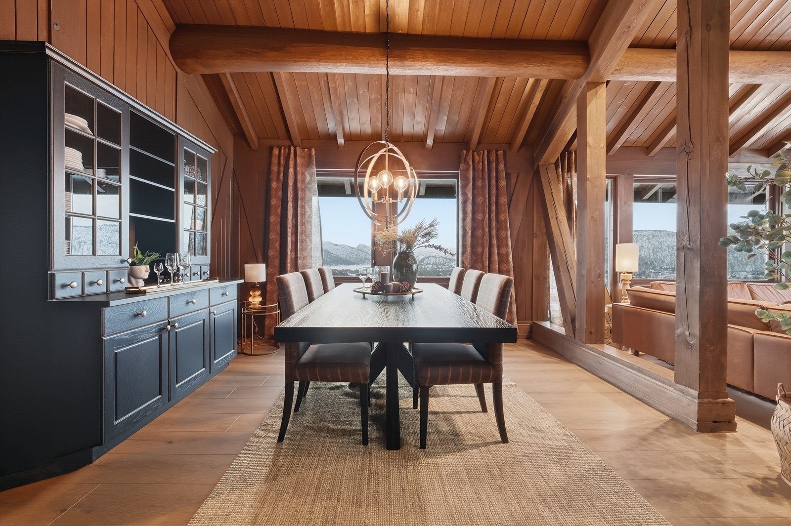 Fra spisestue er det vid utsikt over Hovden Galleribilde