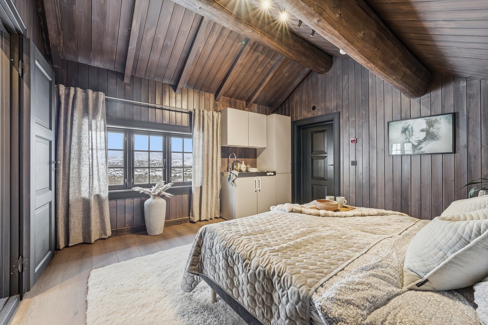 Anneks som kan brukes som egen enhet - bad til høyre. Galleribilde