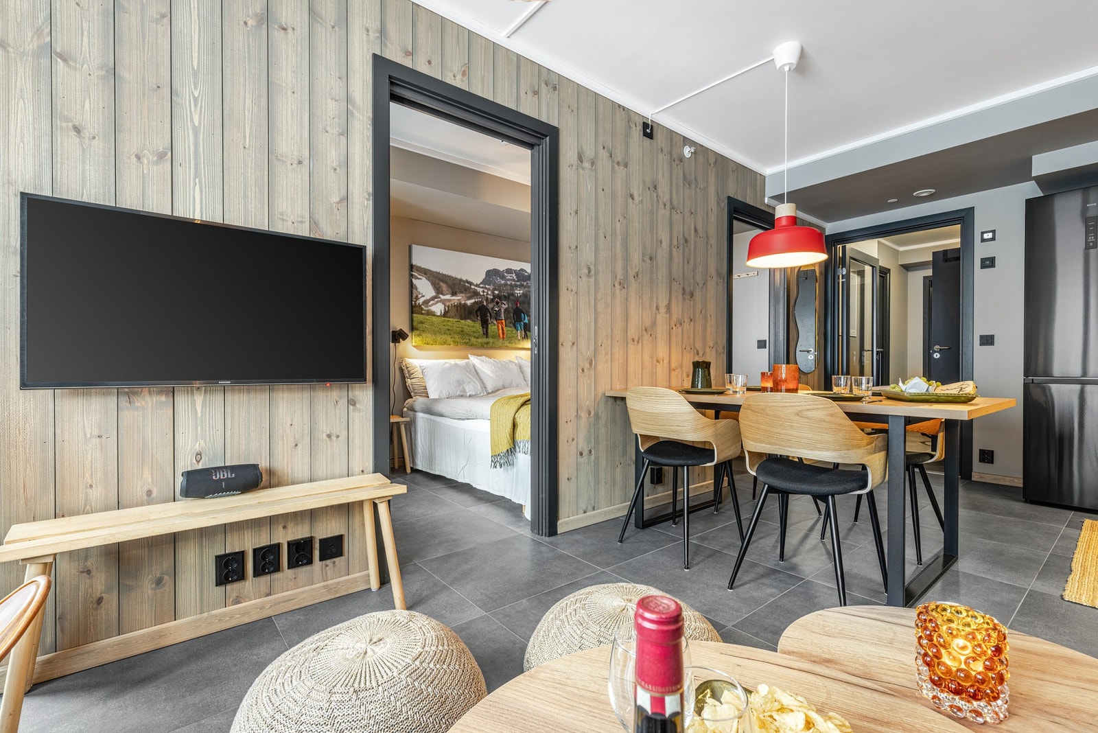 Fra sofakroken mot spiseplass og hovedsoverom. Galleribilde