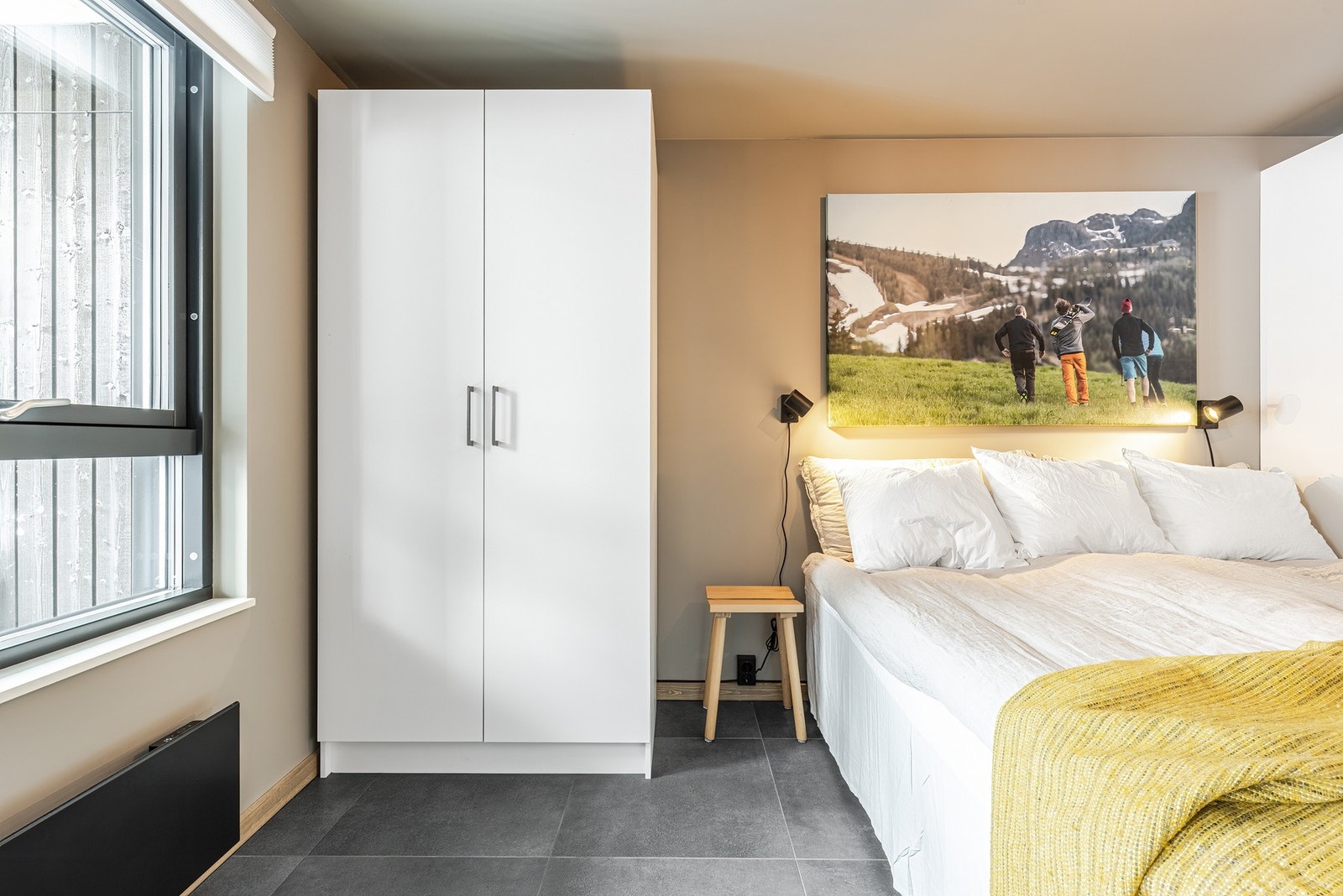 Soverom med store vindusflater og god plass til dobbeltseng. Galleribilde