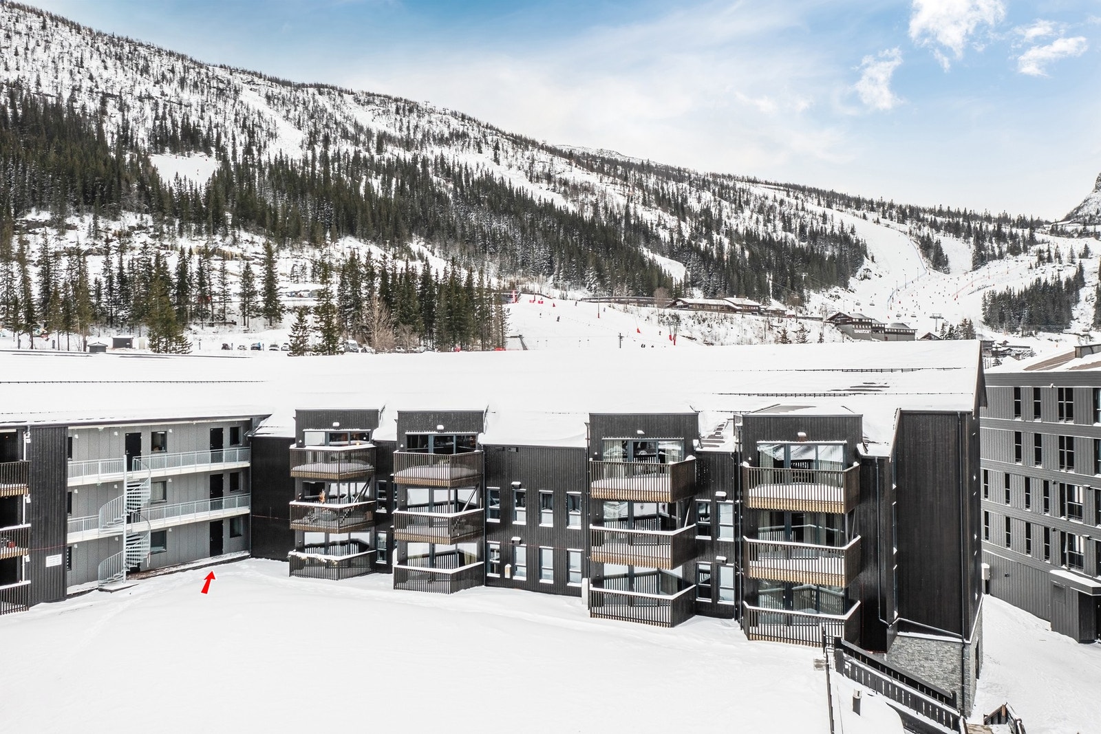 Leilighetens beliggenhet fra indre tun og inngangsparti. Galleribilde