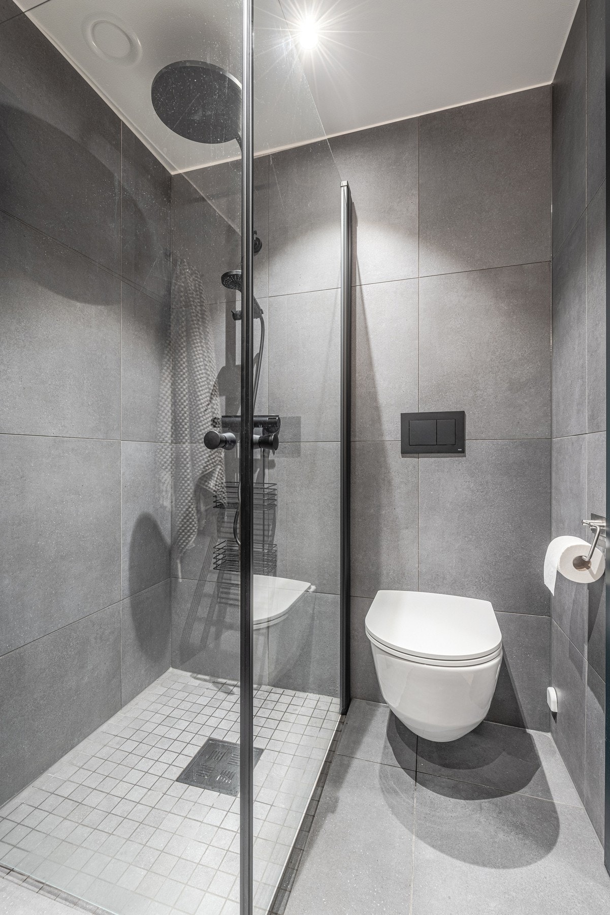 Romslig dusjsone på badet. Galleribilde