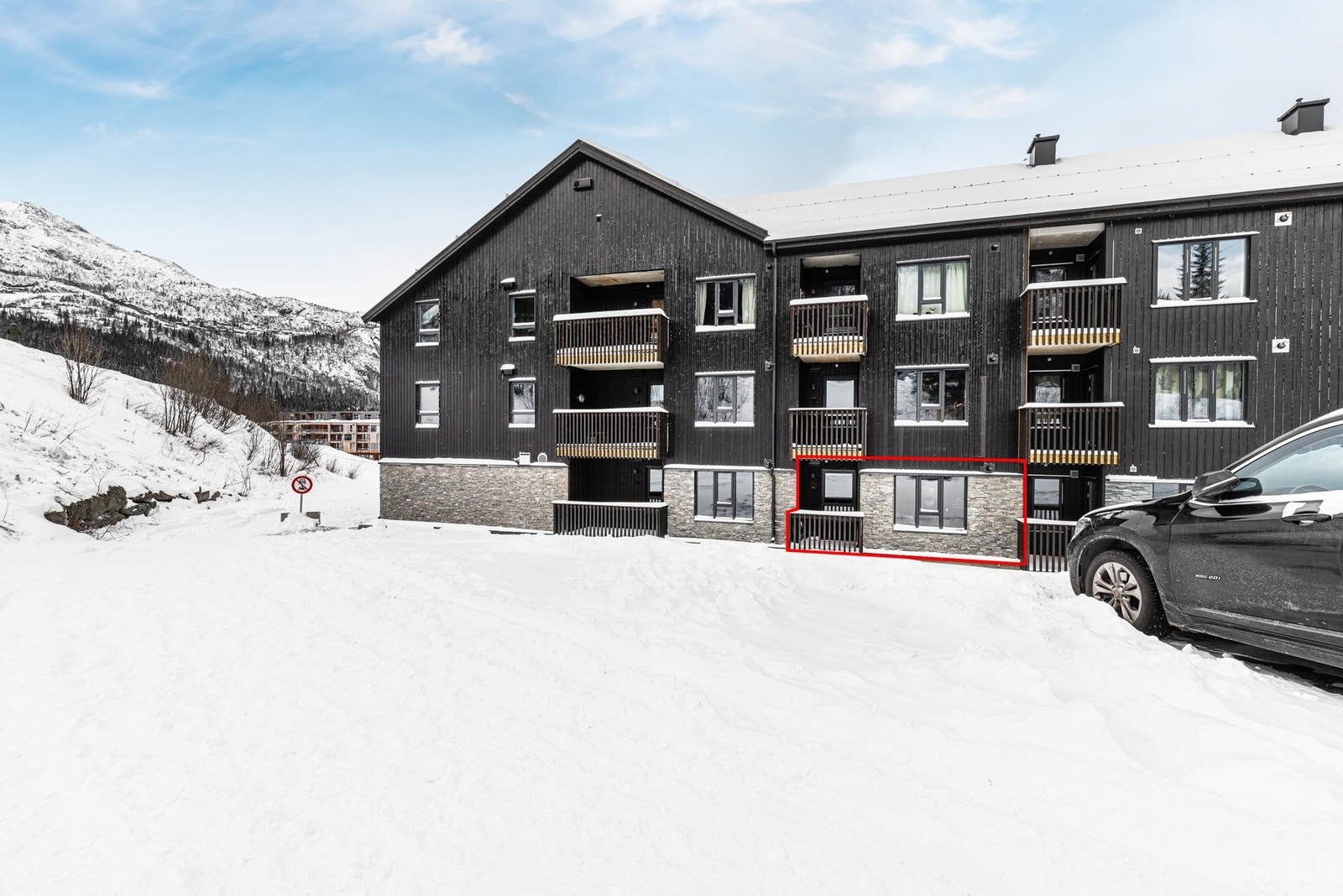 Leiligheten er beliggende som nærmeste "nabo" til skianlegget og heiser. Galleribilde