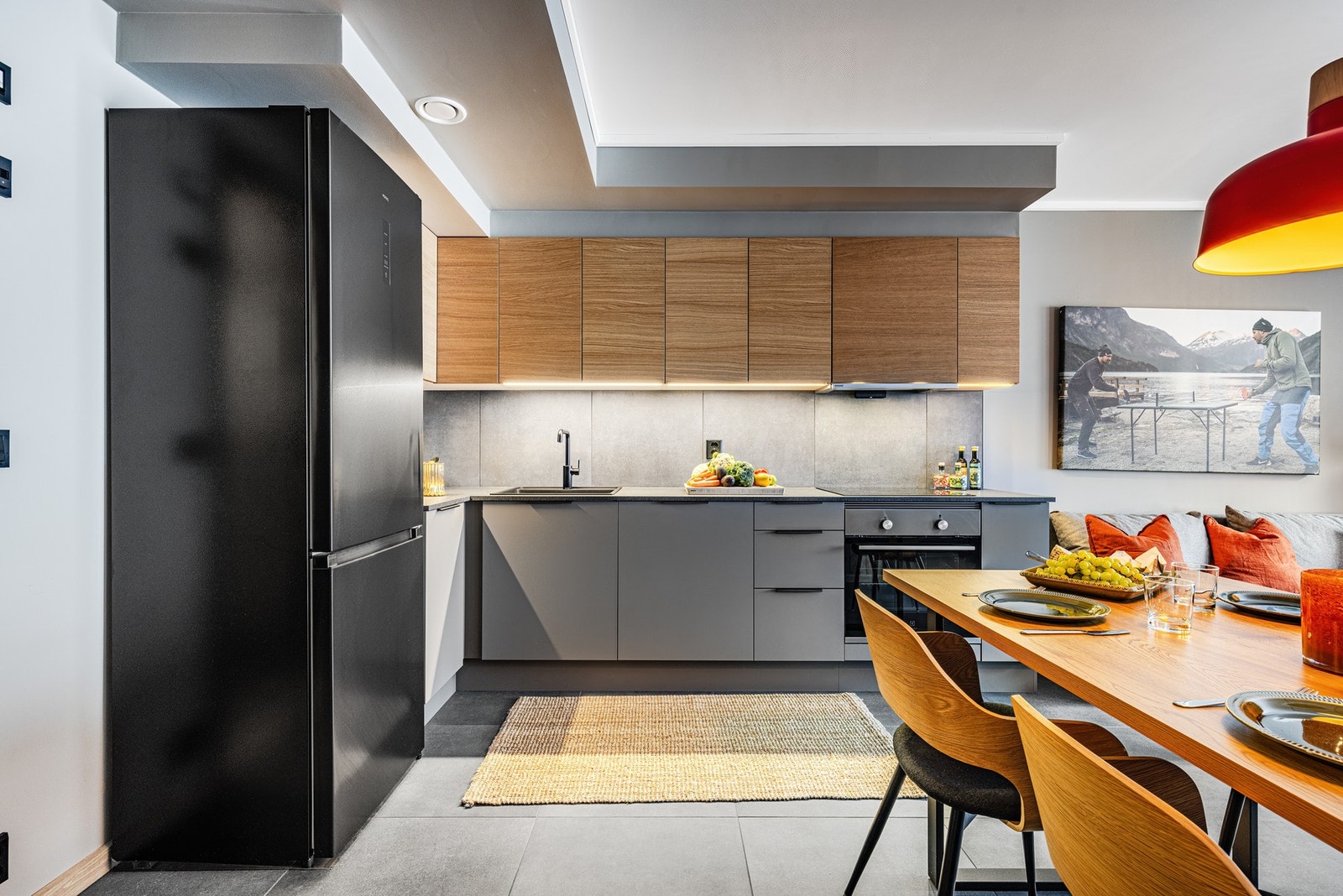 Lekkert HTH kjøkken med delvis integrerte hvitevarer. Galleribilde