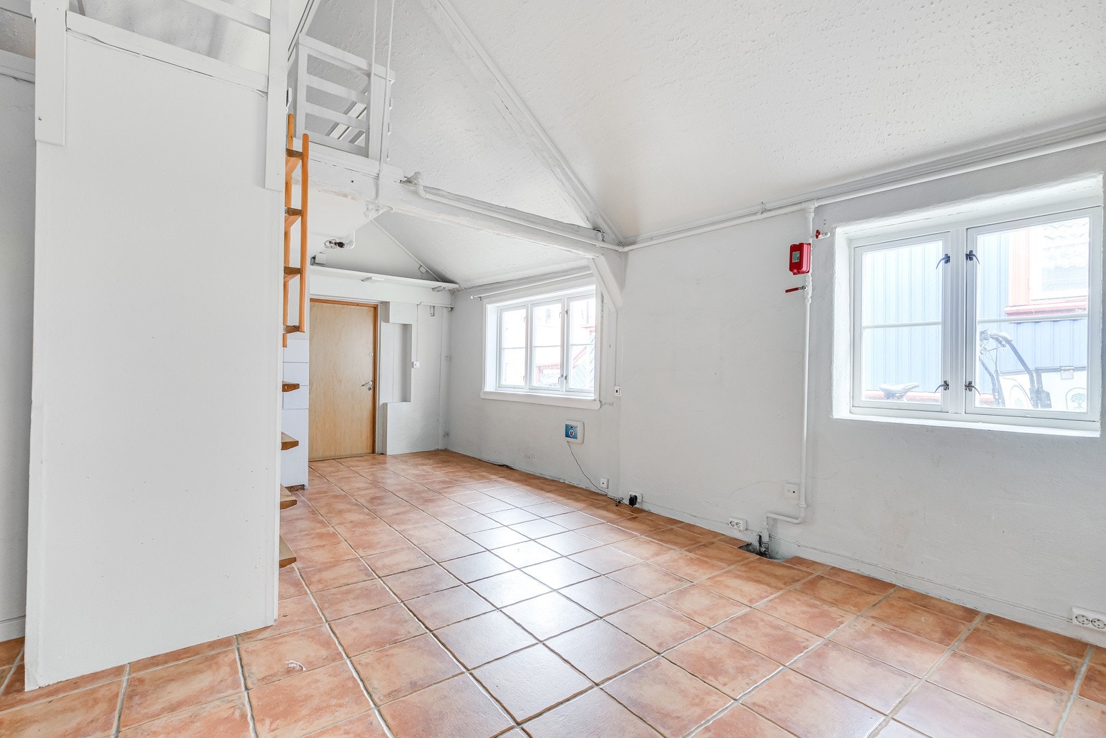 Her kommer du til en lys 2-roms med sjarmerende og tilbaketrukket beliggenhet. Galleribilde