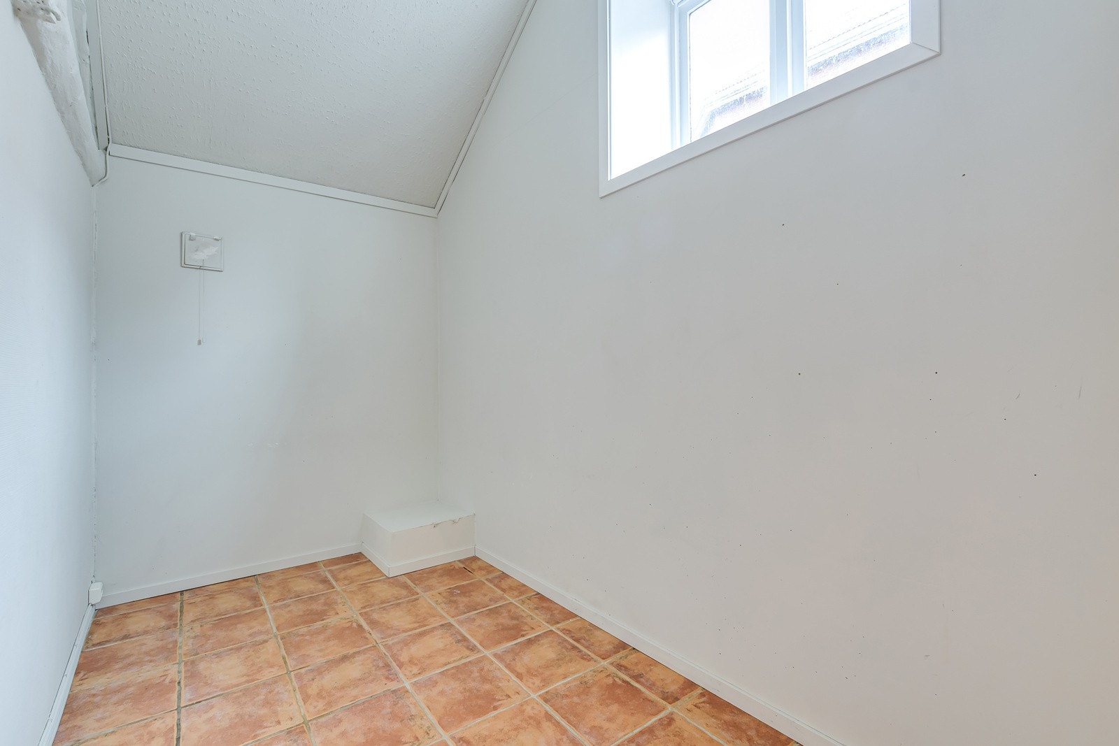 Leiligheten har et romslig soverom med plass til dobbeltseng, nattbord og garderobeløsning. Galleribilde