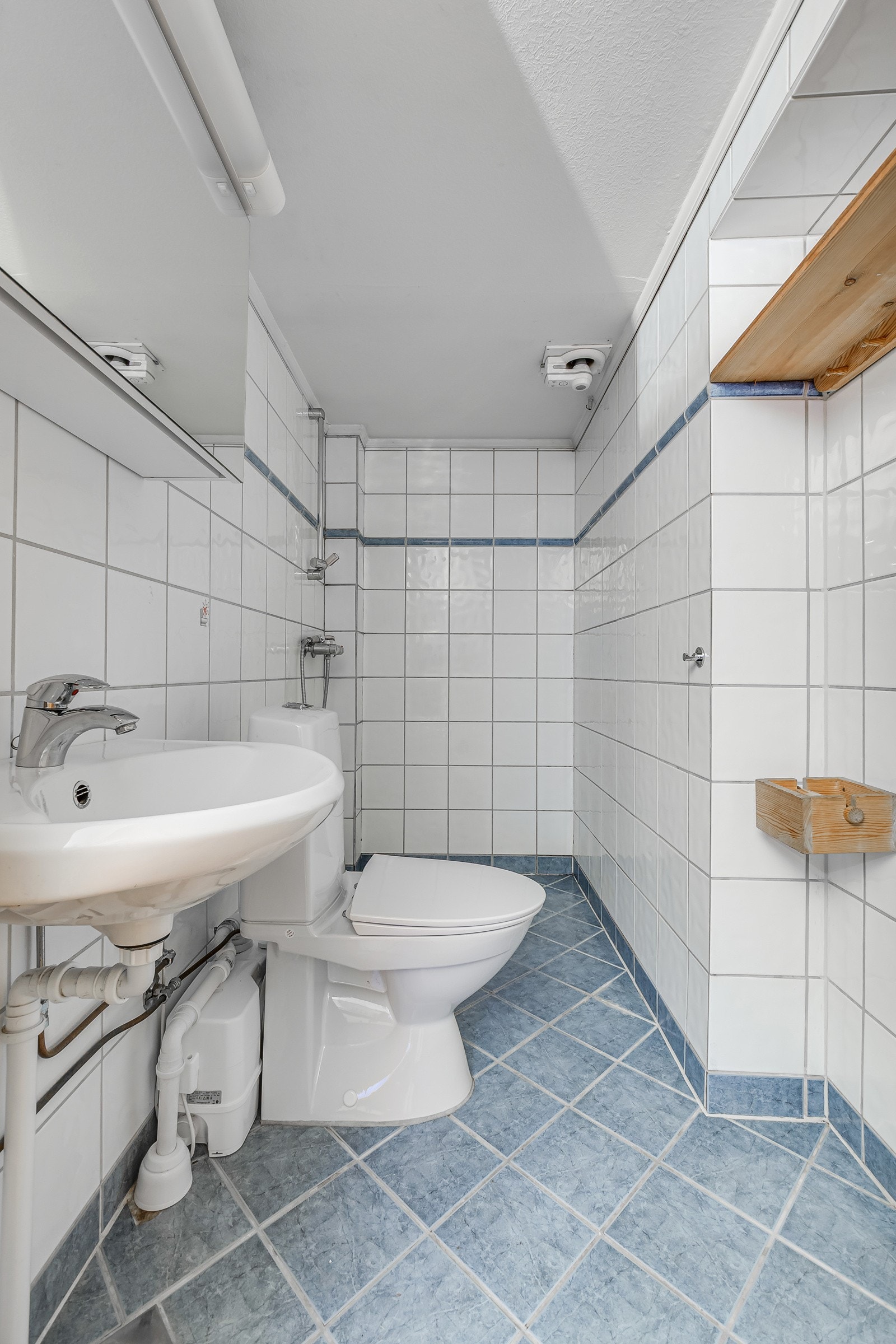 Lyst, flislagt baderom med gulvvarme. Galleribilde