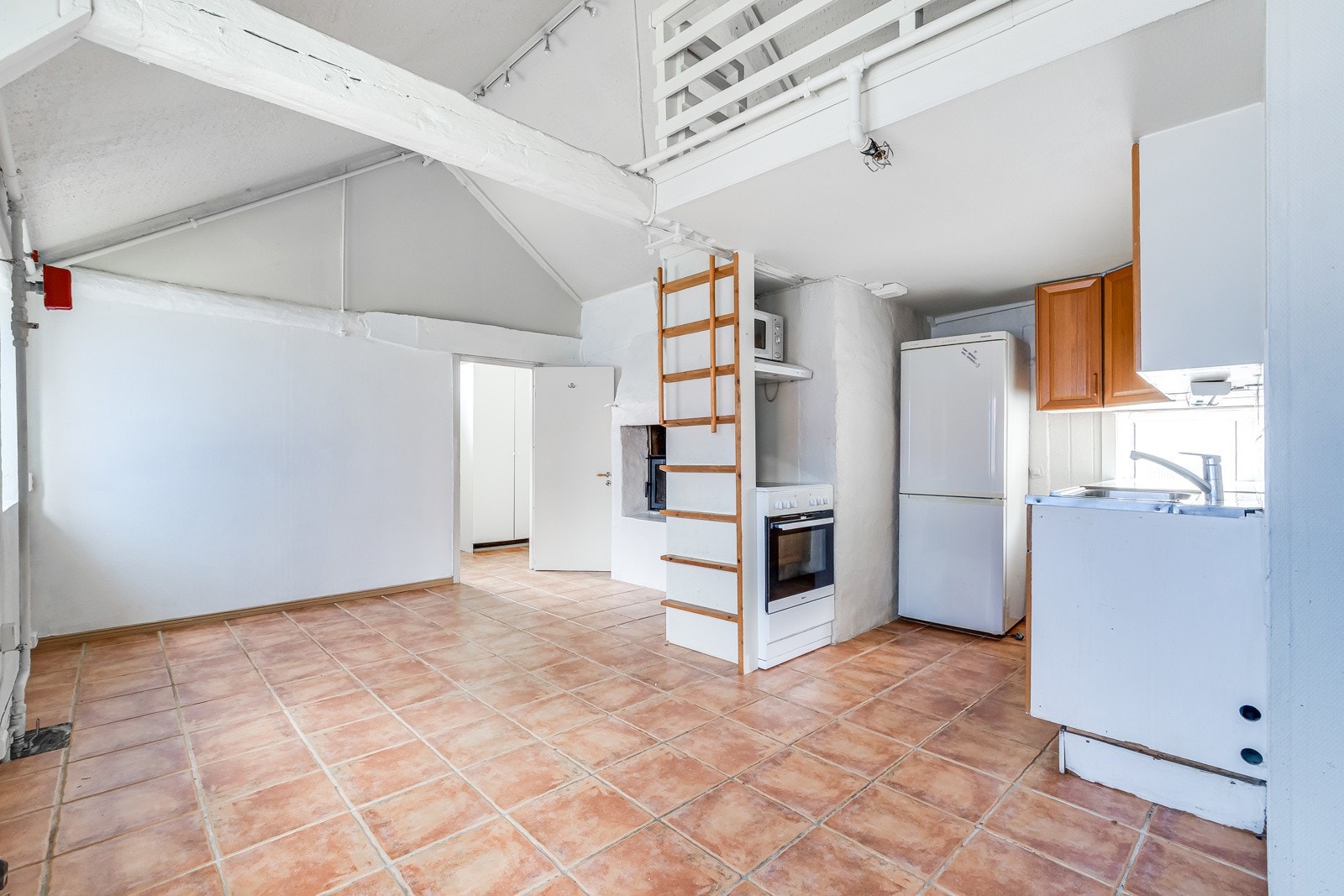 Unik sjanse til å sikre seg en av Vålerengas eldste bygninger med mye historie. Her har det vært hesteskofabrikk og smie før det ble radioverksted og deretter omregulert til bolig. Galleribilde