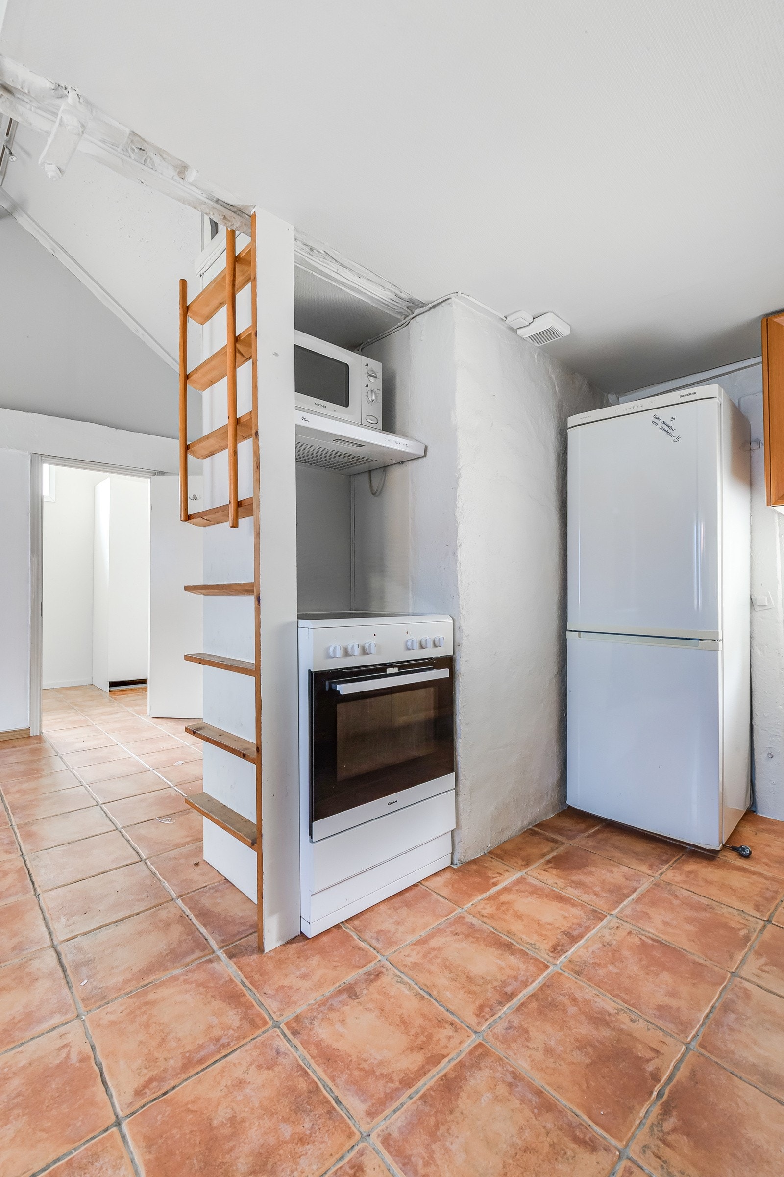 Frittstående komfyr med keramisk platetopp og kjøl/frys. Galleribilde