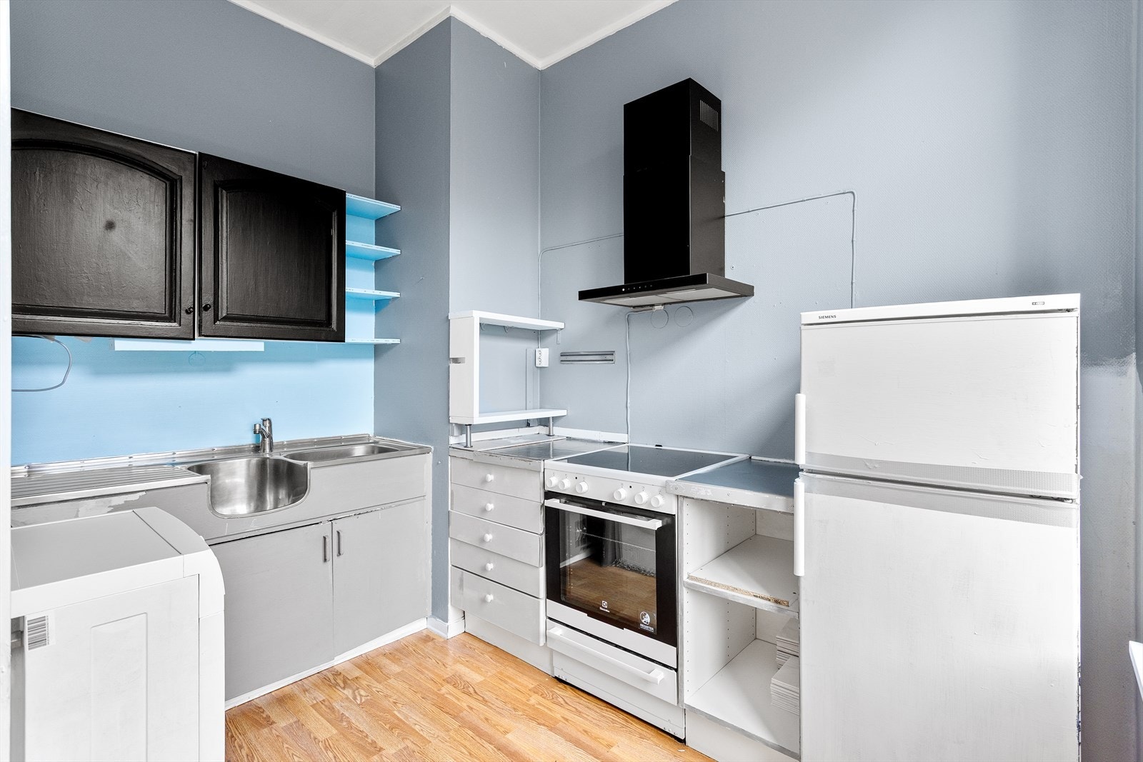 Kjøkken med delvis åpen løsning mot stuen. Galleribilde