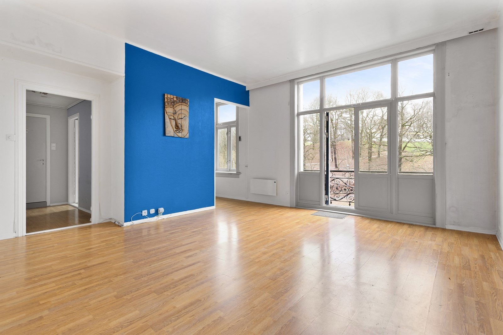 God plass til sofaseksjon med tilhørende møblement, TV-benk og spisebord. Galleribilde