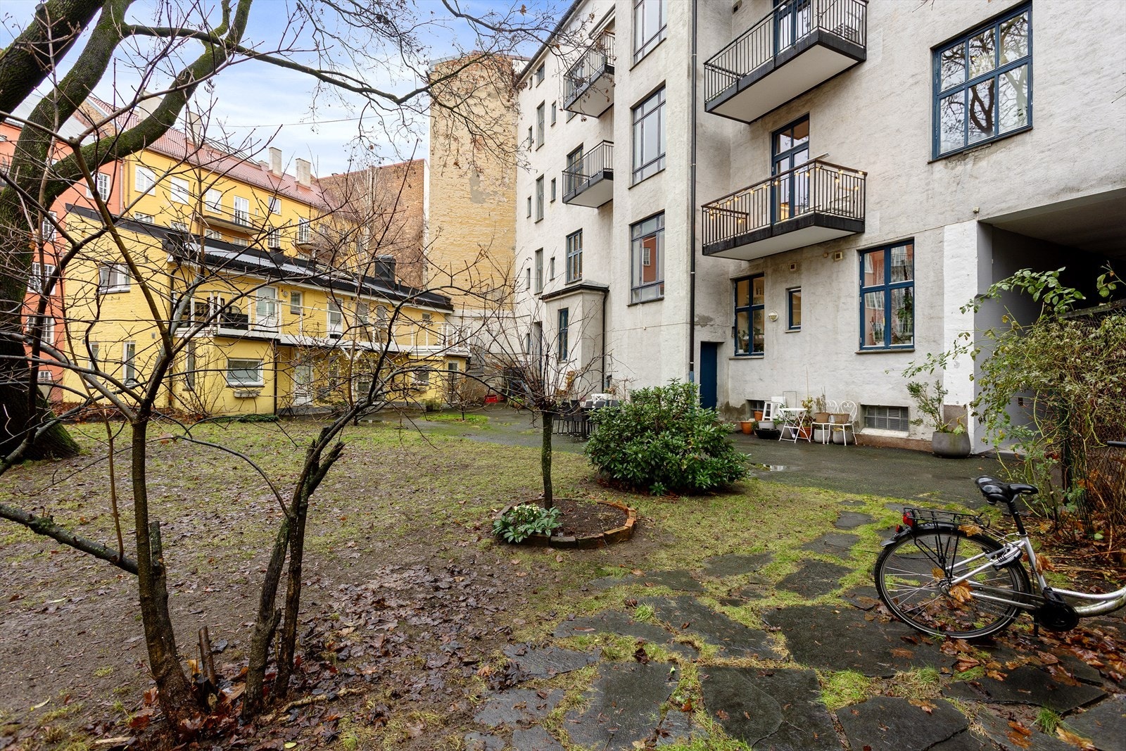 Hyggelig bakgård. Galleribilde