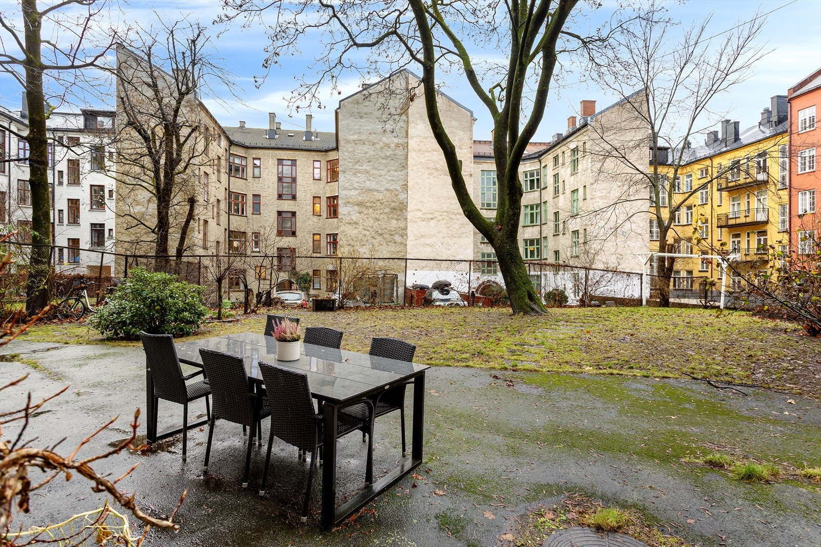 Hyggelig bakgård. Galleribilde