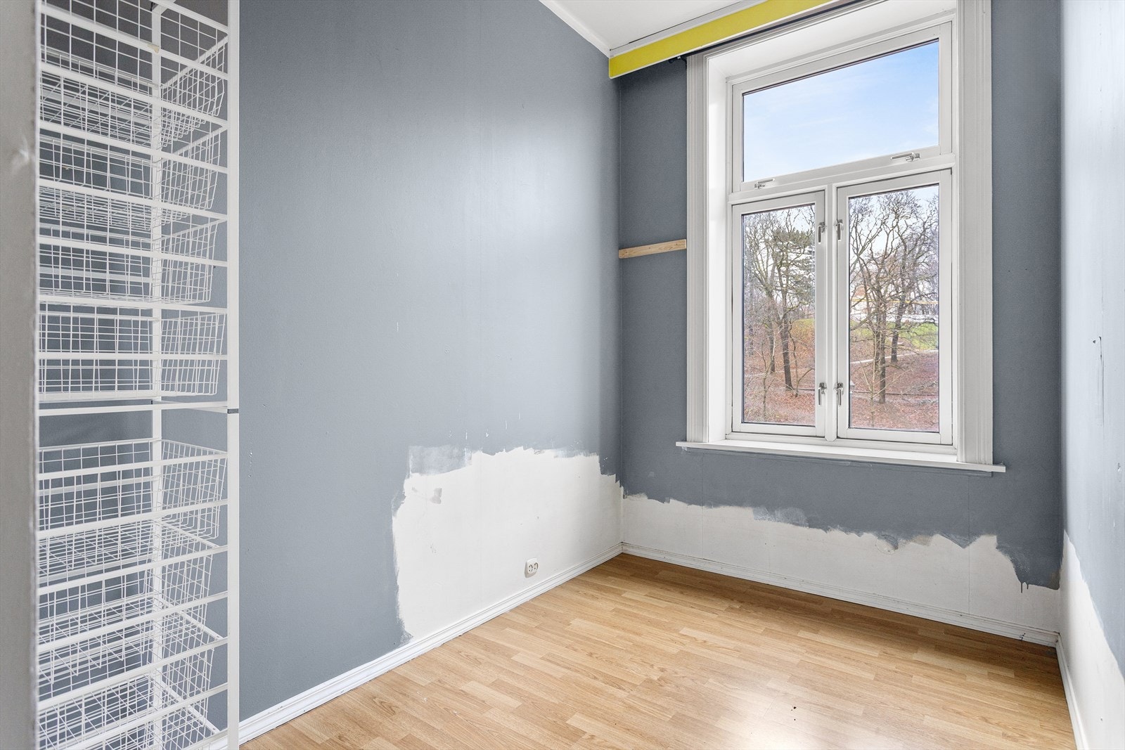 Romslig soverom med plass til dobbeltseng og garderobeløsning. Galleribilde