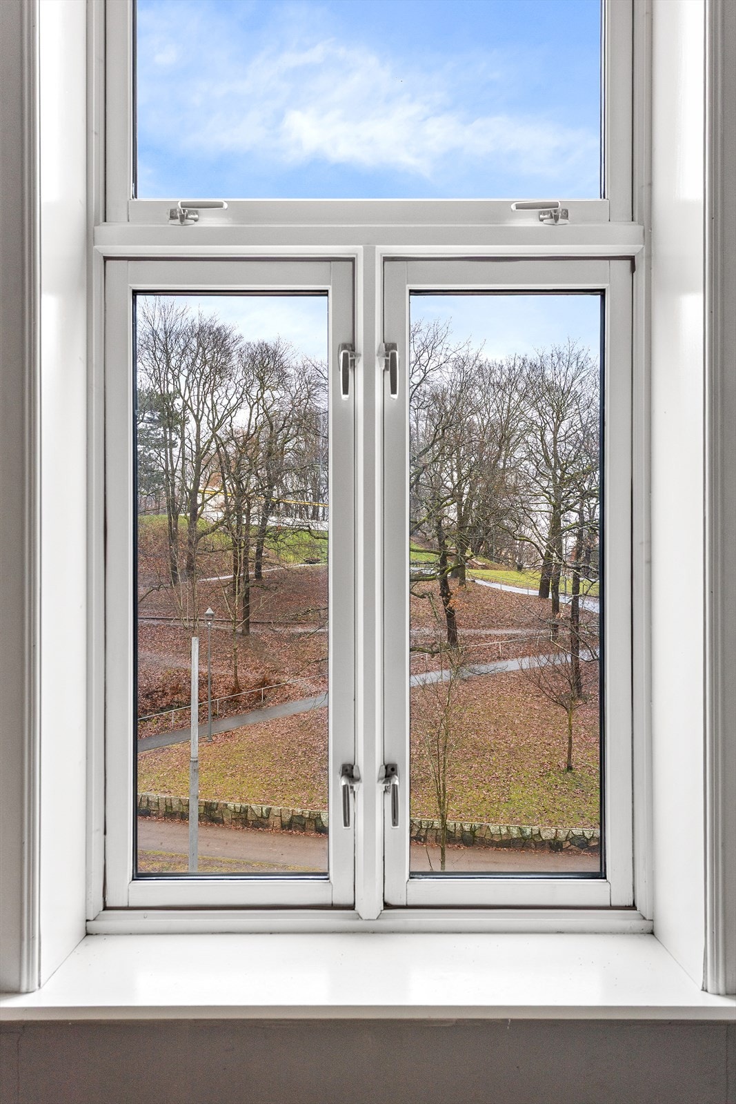 Store vindusflater som gir rikelig med luft og lys. Galleribilde