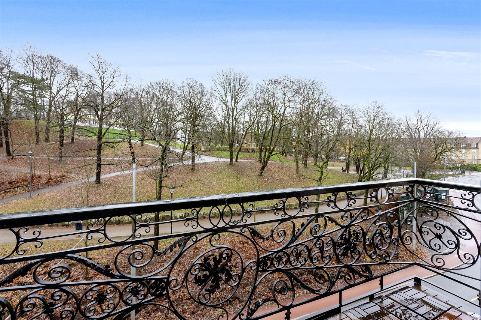 Beliggenheten er perfekt for deg som ønsker å bo sentralt, men tilbaketrukket med kort vei til kollektivtilbud og byens fasiliteter! Galleribilde