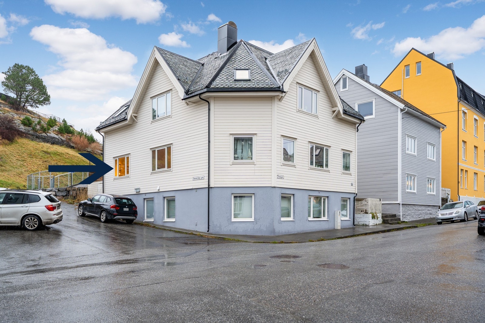 Leiligheten ligger sentralt, men likevel i et rolig område. Leiligheten er i byggets 2. etasje Galleribilde