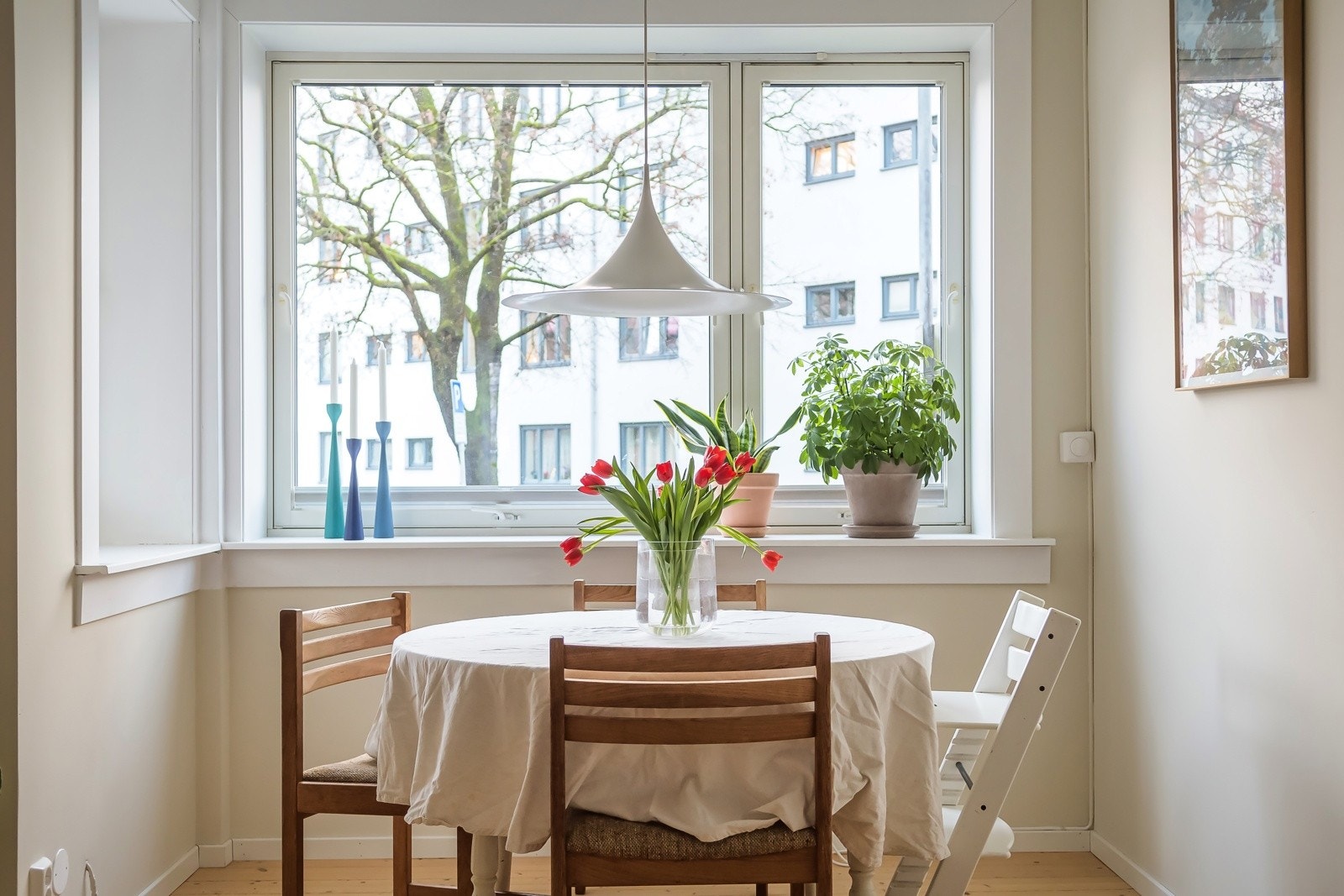 Det er store vindusflater (fra 2016) som slipper inn godt med dagslys, og det er måltilpasset solskjerming på alle vinduer. Galleribilde