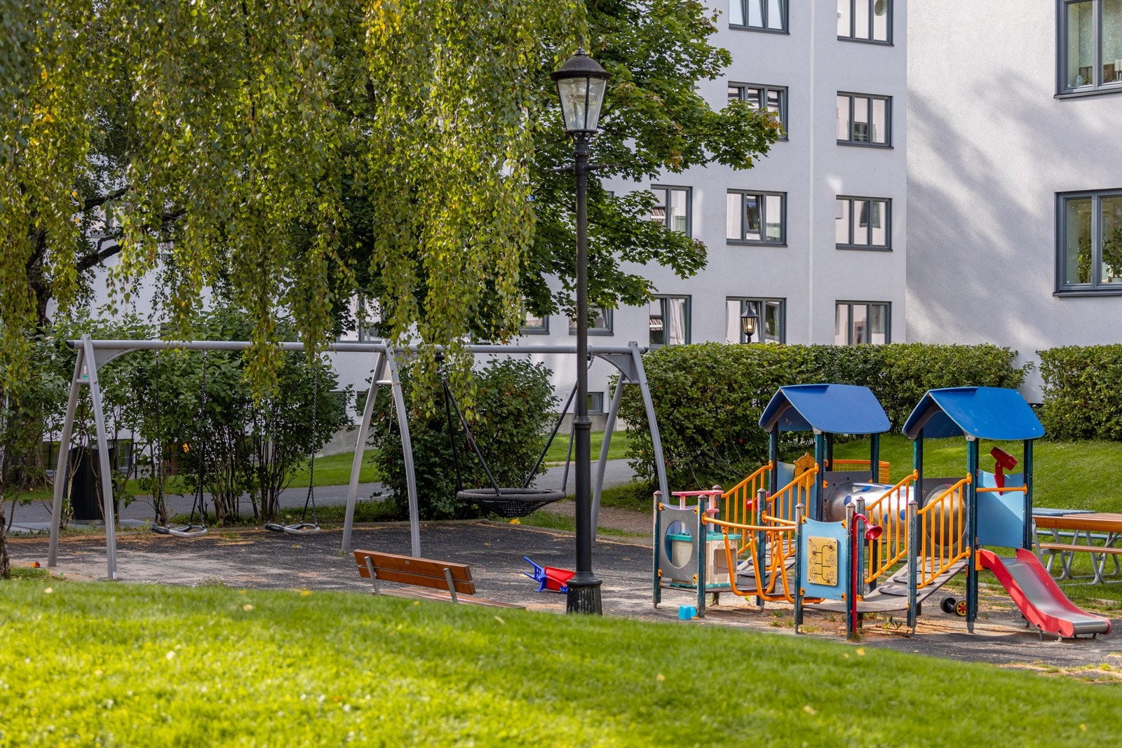 Borettslaget har flere store og flotte fellesområder med fine grøntarealer, hyggelige sittegrupper og lekeområder for de minste. Her kan middagen nytes i det fri, og det er boltreplass for både store og små! Galleribilde