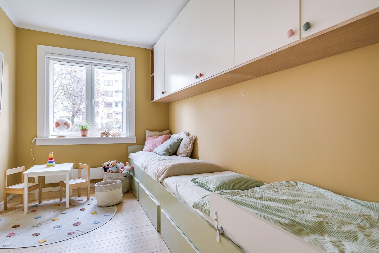 Det andre soverommet er også av god størrelse, og passer perfekt som hjemmekontor, barnerom eller gjesterom. Sengene har smart oppbevaring i uttrekkbare skuffer, og det praktiske garderobeskapet rommer masse. Galleribilde