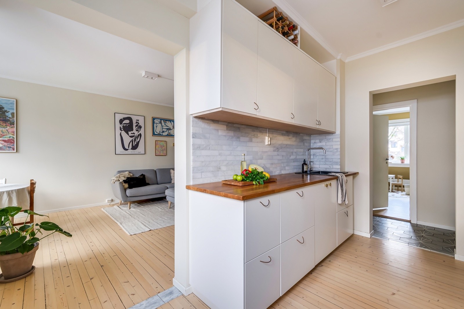 Det er integrerte hvitevarer som et romslig kjøleskap og fryser, og godt med lagringsplass i skap som ligger i overkant. I tillegg er det induksjonsplatetopp, komfyr, ventilator og oppvaskmaskin. Galleribilde