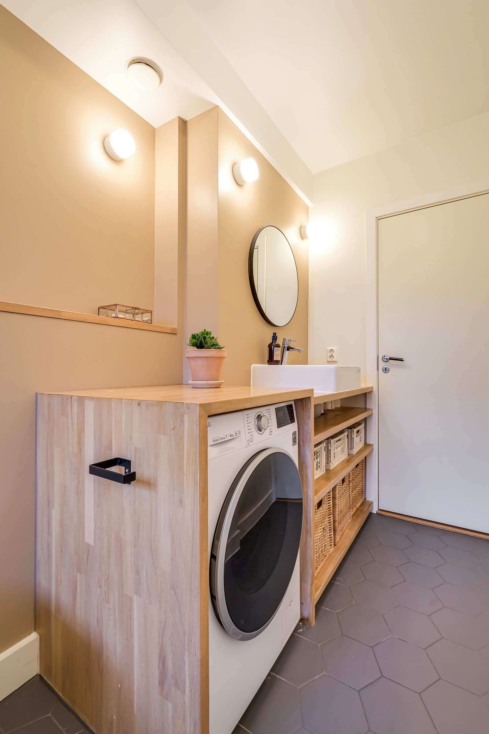 Dette baderommet er betydelig større enn de fleste andre i borettslaget, det ble nemlig utvidet i forbindelse med totalrenoveringen i 2019. I gulvet er det lune varmekabler som varmer godt, og det er plass- og opplegg for vaskemaskin. Galleribilde