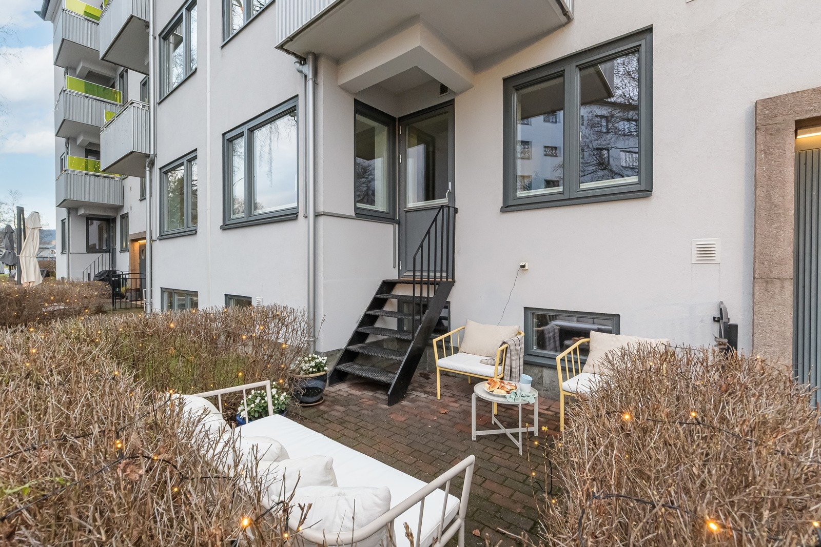 Fra stuen åpner terrassedøren seg rett ut til en nydelig markterrasse på ca. 10m². Her har du trapp og direkte utgang til et lite hageparadis som virkelig imponerer! Galleribilde