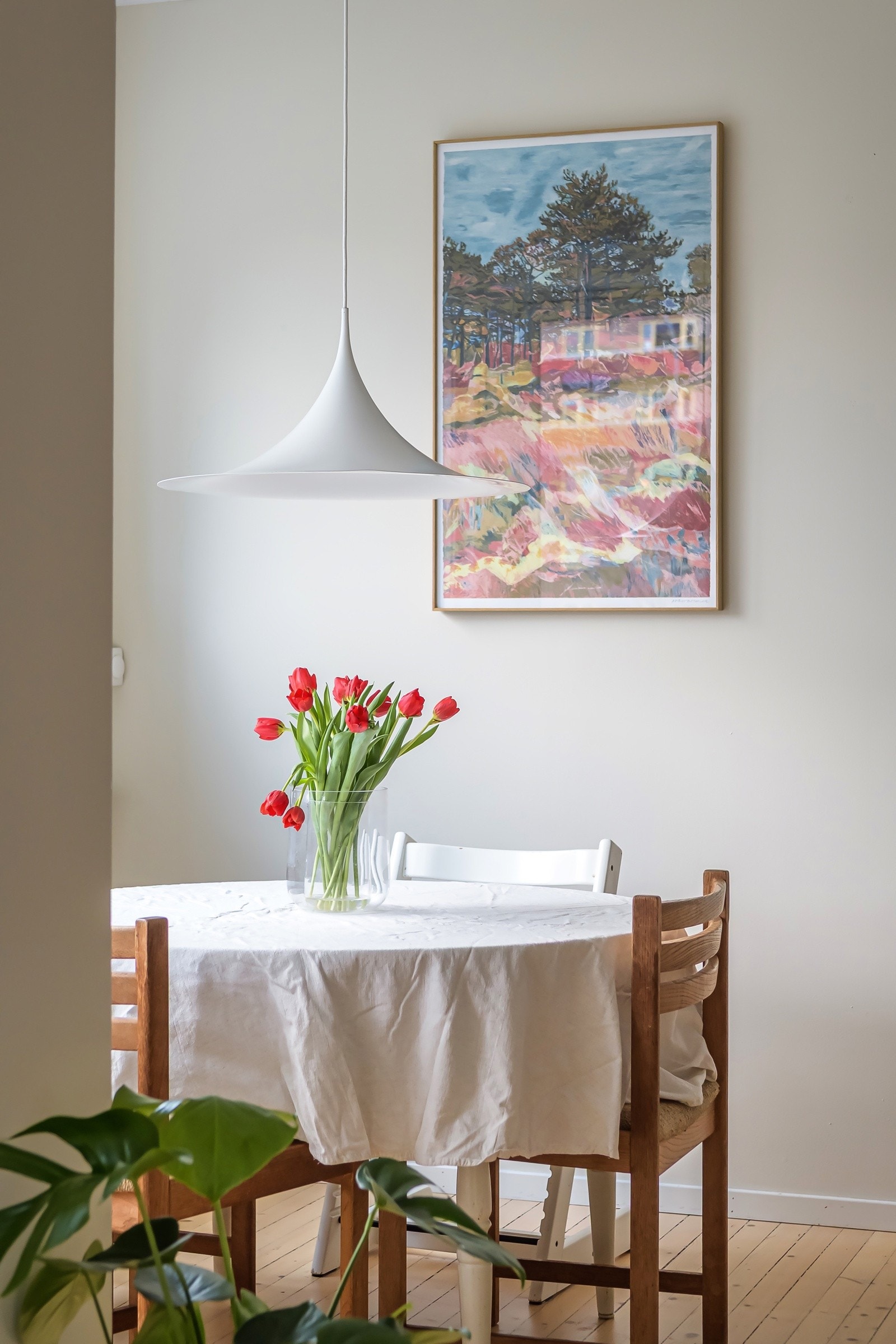 Planløsningen er svært praktisk, og ved vinduet er det naturlig plass til et større spisebord - perfekt når familie og venner kommer på besøk. Galleribilde