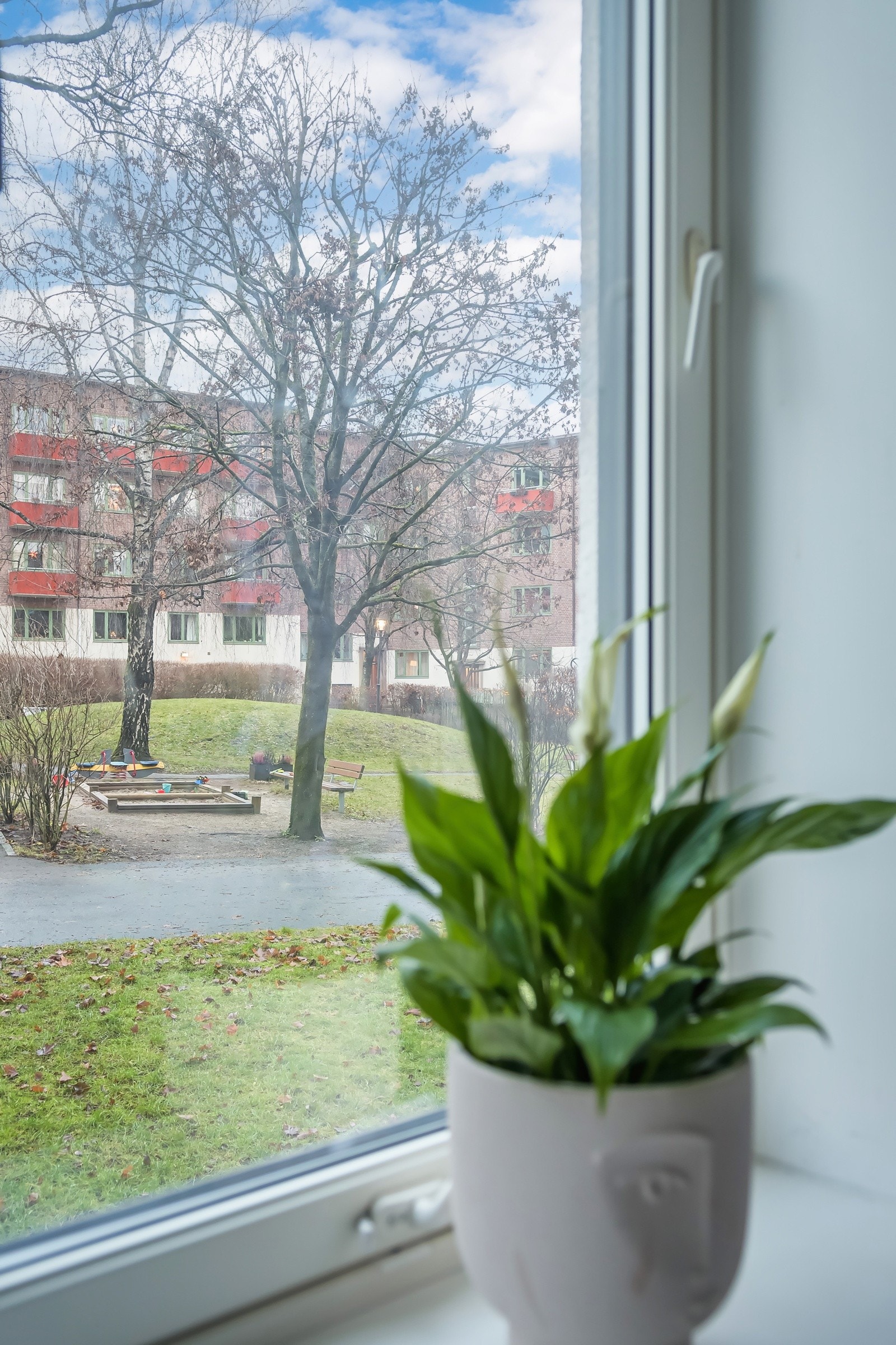 Vinduet har fått måltilpasset solskjerming av beste kvalitet fra Luxaflex, som gjør rommet mørkt og lunt på de lyseste vår- og sommerdagene. Galleribilde