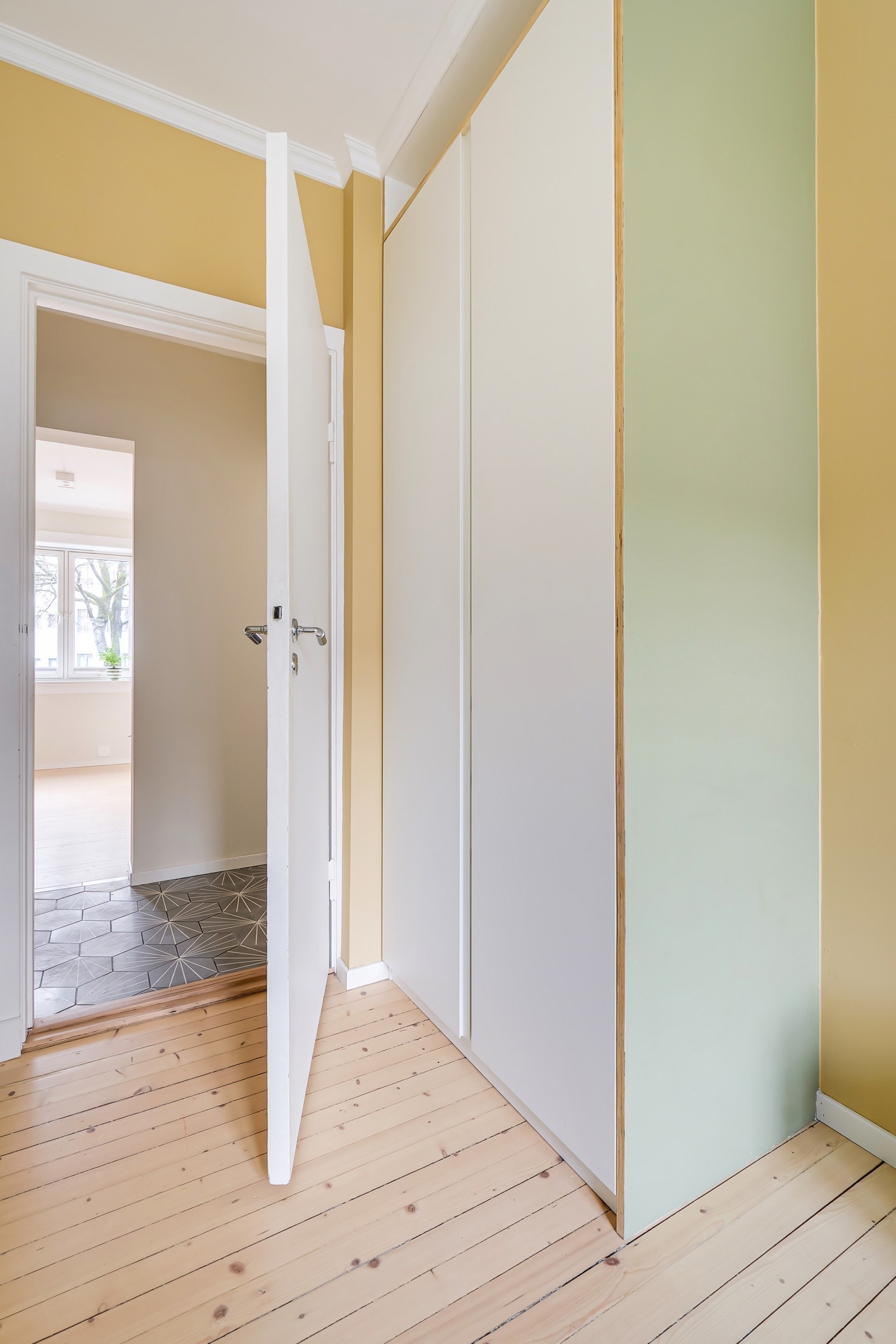 En morsom detalj for de små er at veggen bak er malt med tavlemaling, det er mulig å tegne med kritt på denne uten at det er permanent. Galleribilde