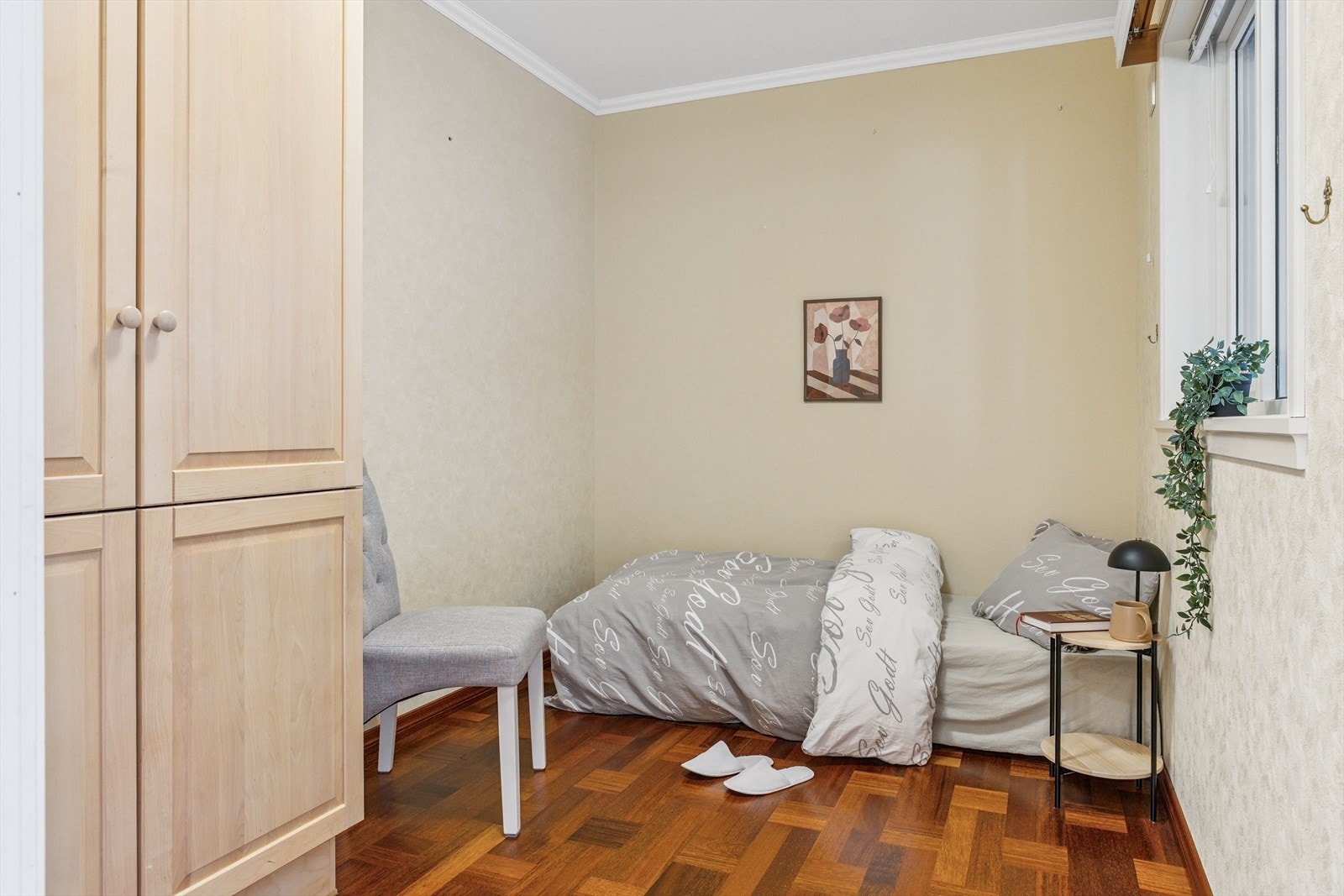 Soverom nr. 2 gir plass til seng, nattbord og garderobeskap Galleribilde