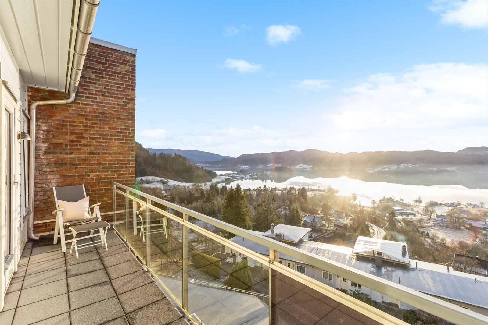 Legg også merke til utgangen til leilighetens andre balkong - helt perfekt for morgenkaffen på fine dager! Galleribilde