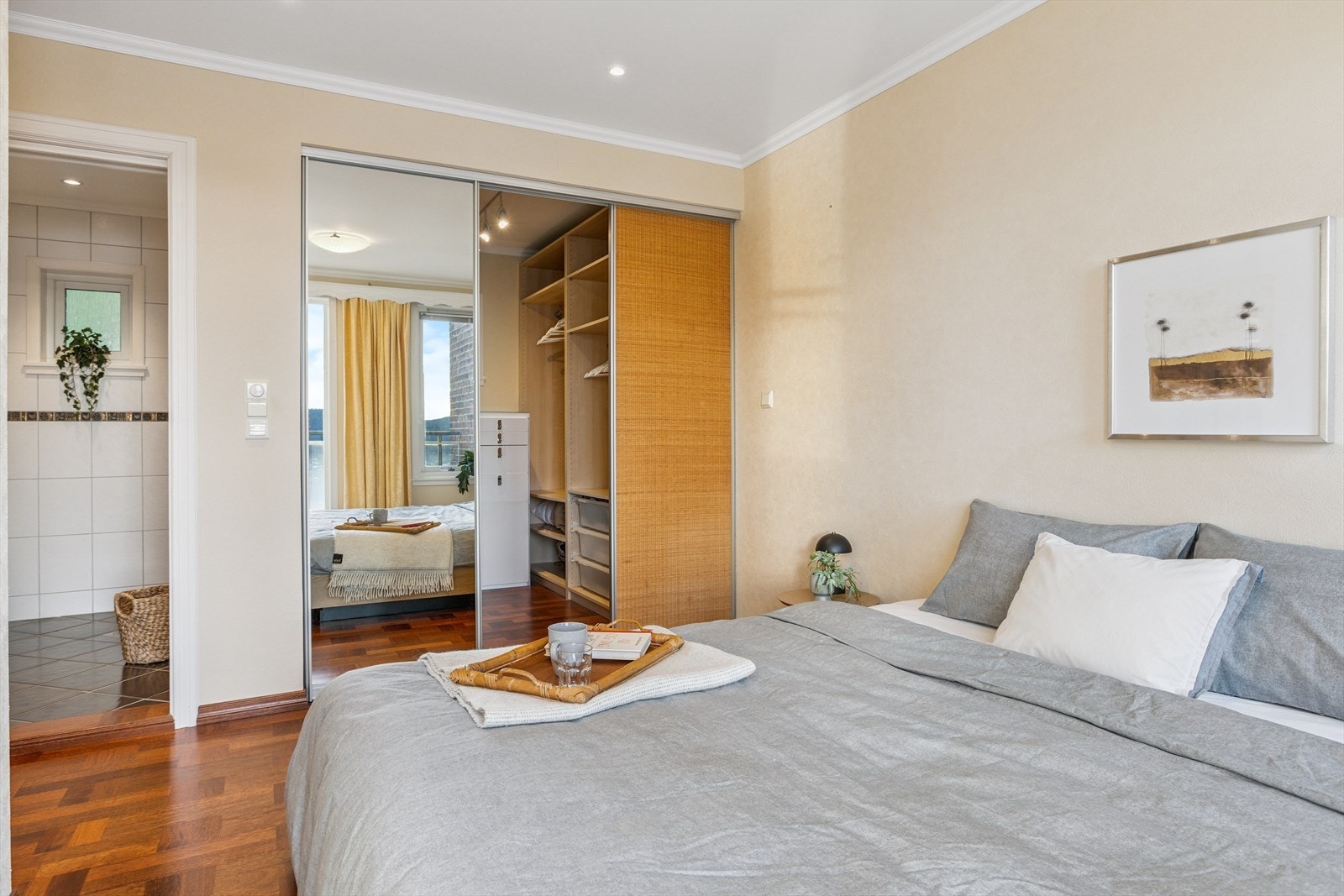 Det er inngang til walk-in garderobe, en lukrativ løsning som skaper god oppbevaringsplass. Legg også merke til inngang til bad Galleribilde