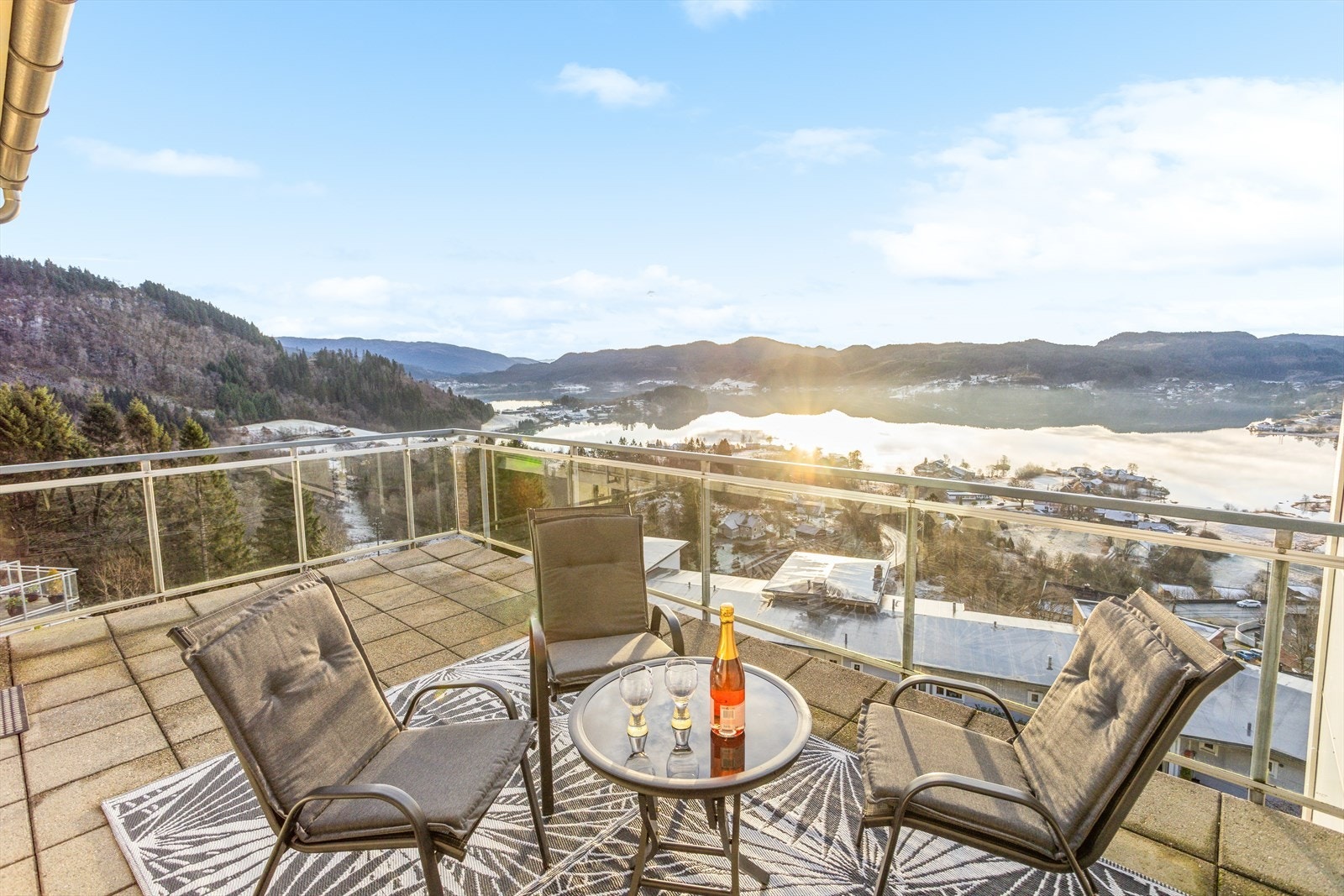 Leiligheten har en attraktiv intern beliggenhet med flotte utsiktsforhold og minimalt med innsyn. Her kan du nyte utsikt fra morgen til kveld, og ikke minst svært gode solforhold! Galleribilde