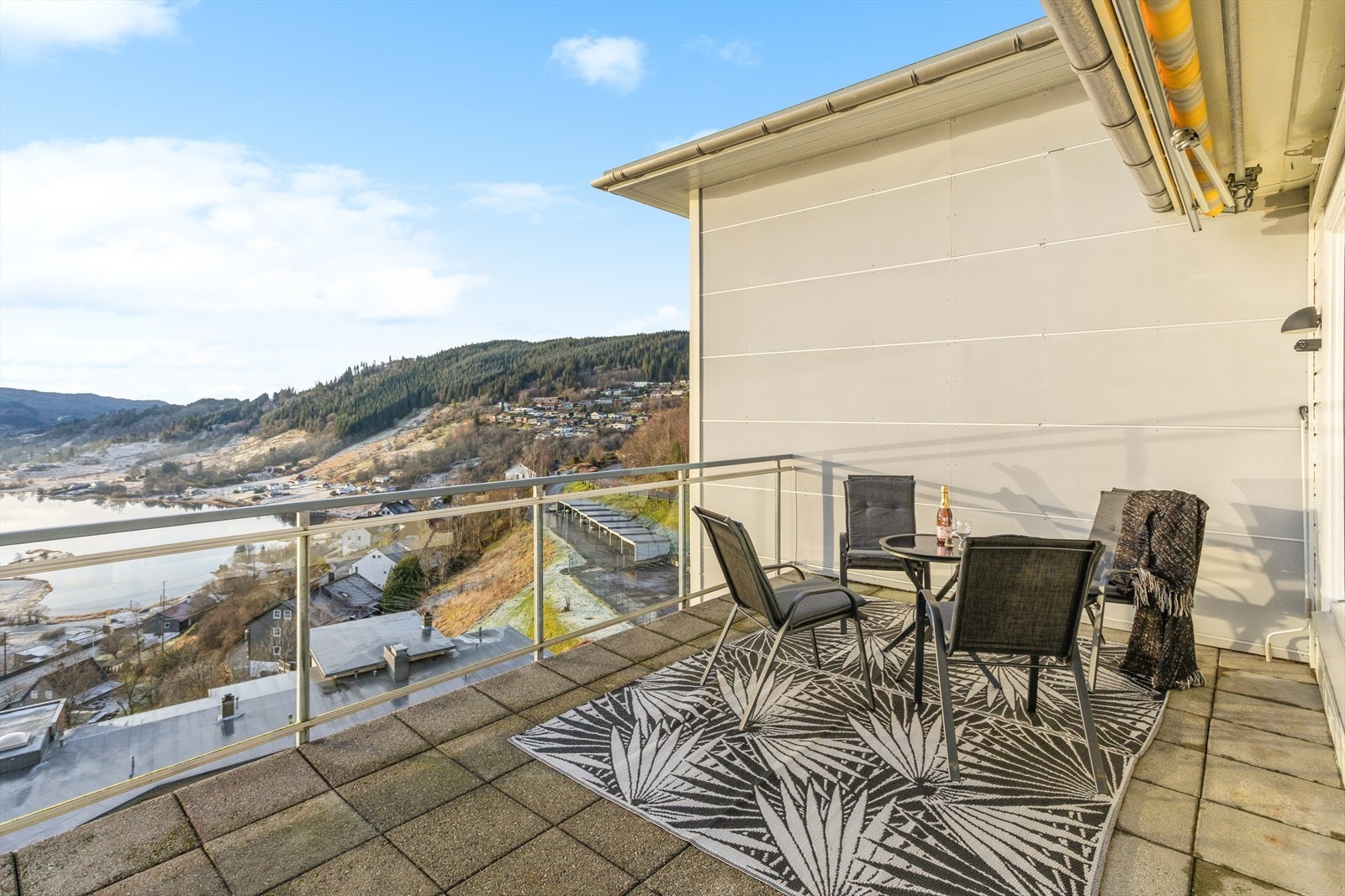 Godt med plass til å innrede med utemøbler og grill! Fine soner for avslapning, solrike måltider eller sene sommerkvelder. Galleribilde