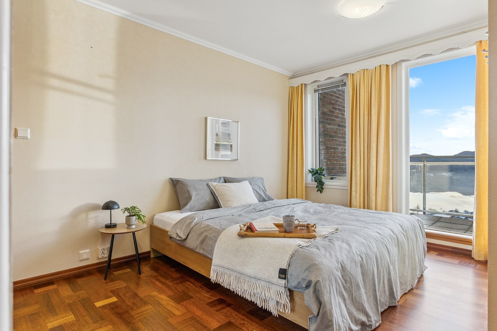 Leiligheten har to gode soverom. Hovedsoverommet er av god størrelse med plass til dobbeltseng og nattbord Galleribilde