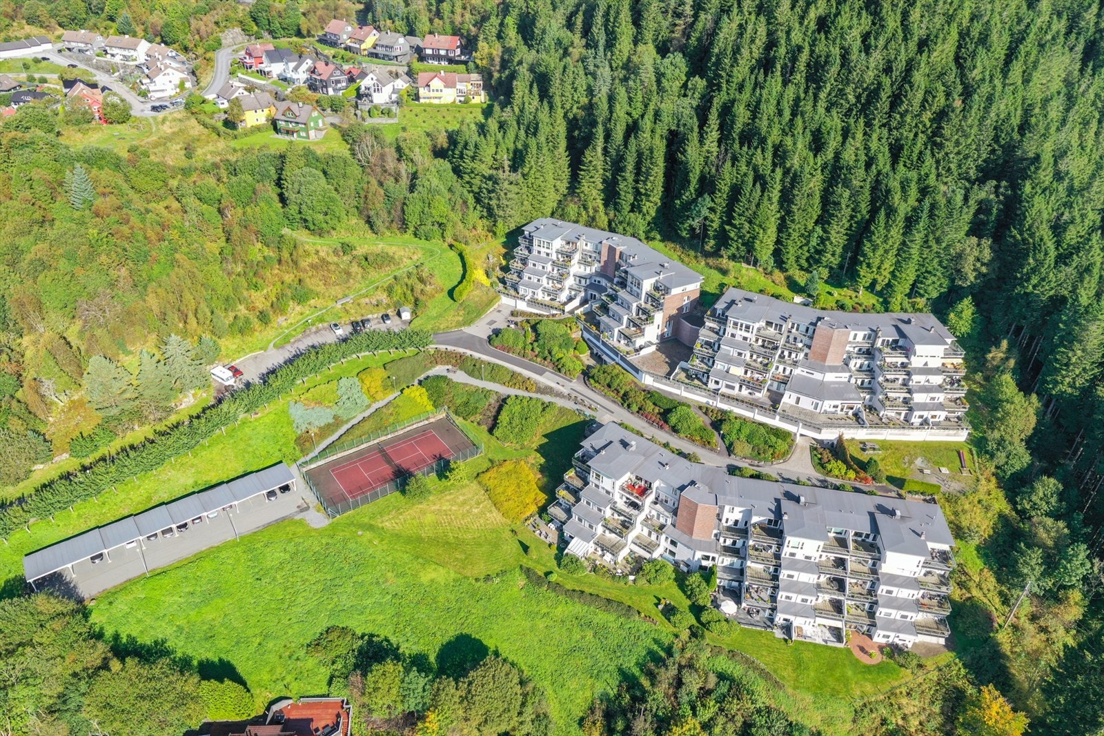 Sameiet har fine uteområder, inkludert parkeringsområde og tennisbane. Det er flotte turmuligheter rett utenfor døren, bokstavelig talt! Galleribilde