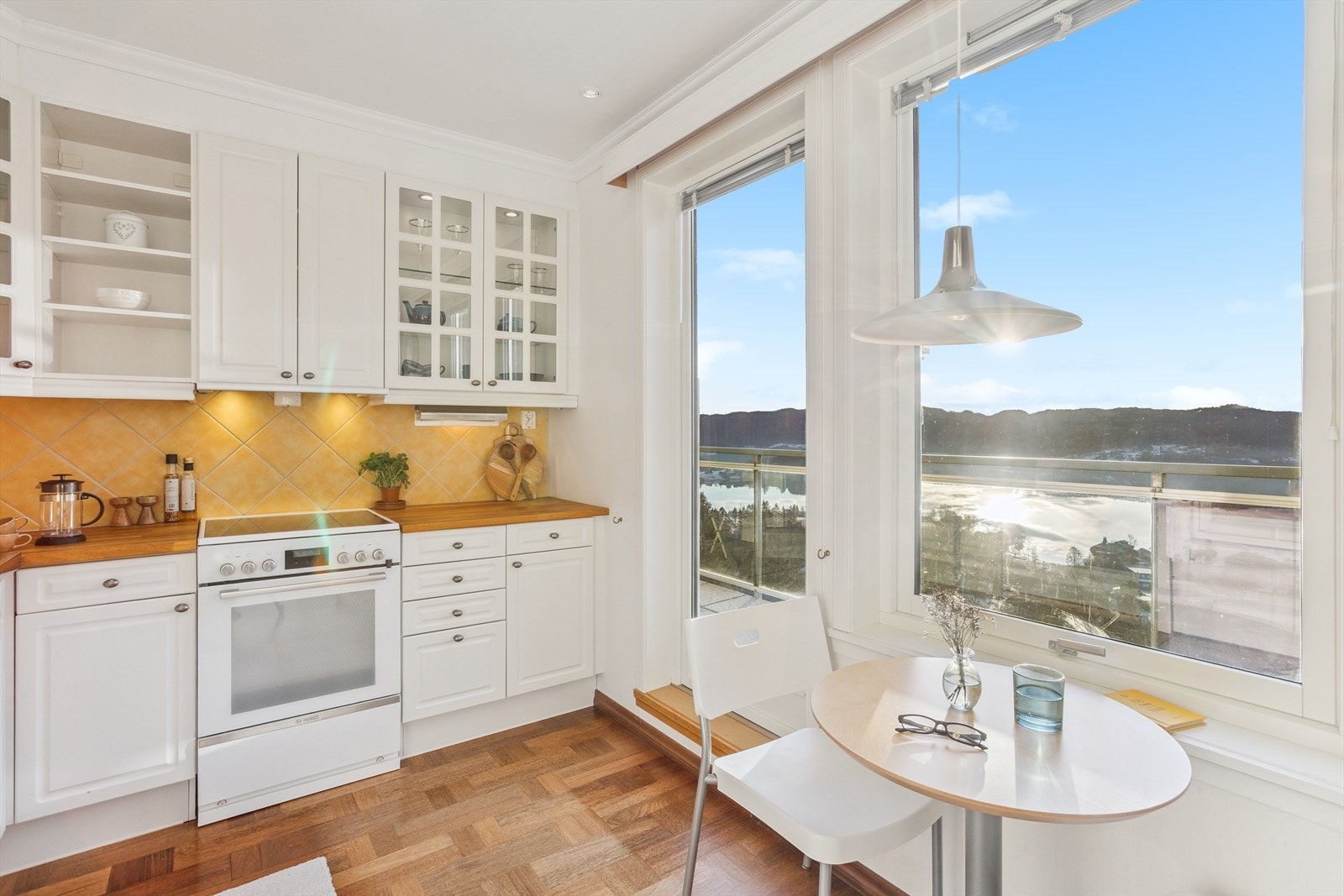 Kjøkkenet har en åpen, funksjonell utforming med god skap- og benkeplass Galleribilde