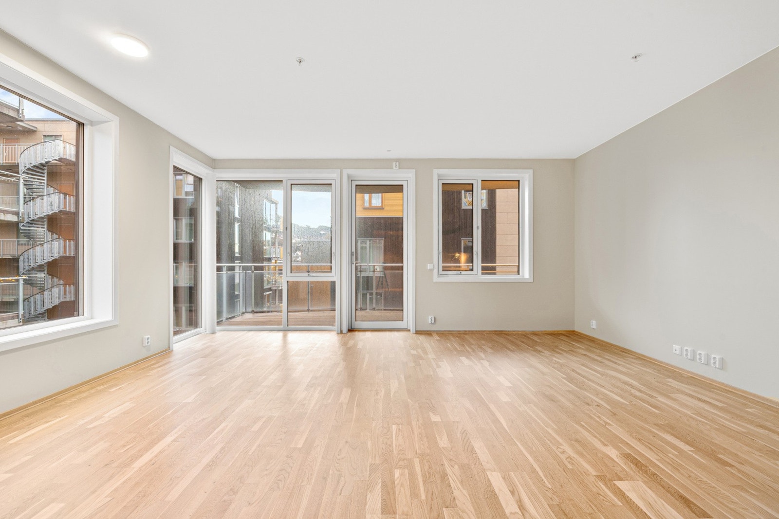 Lyst og arealeffektiv stue/kjøkken planløsning. Galleribilde