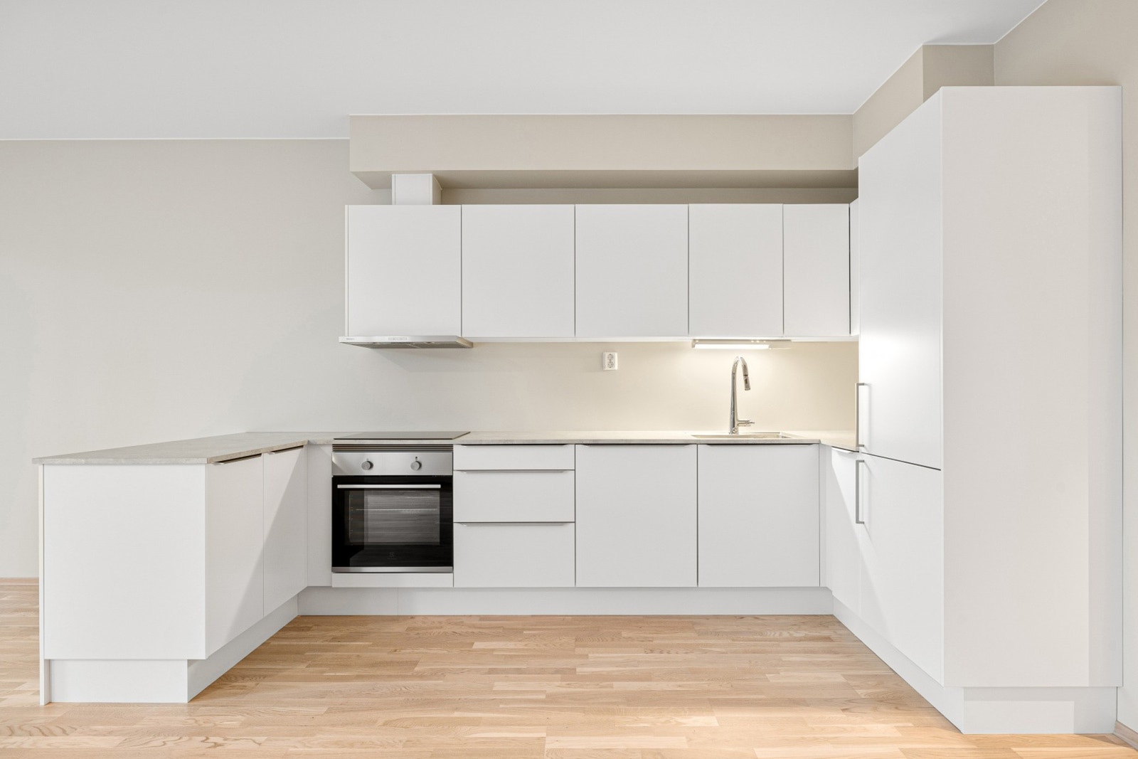 Kjøkkenet har integrert kjøleskap kombinert med frys -og kjøl. Integrert platetopp og stekeovn, men komfyrvakt. Galleribilde