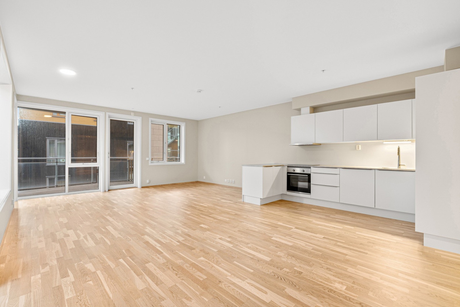 Store vindusoverflater som gir godt med naturlig lysinnslipp. Galleribilde