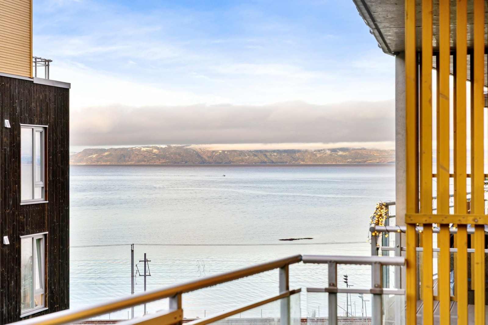 Fra boligen får du sjøutsikt fra leilighetens balkong. Galleribilde